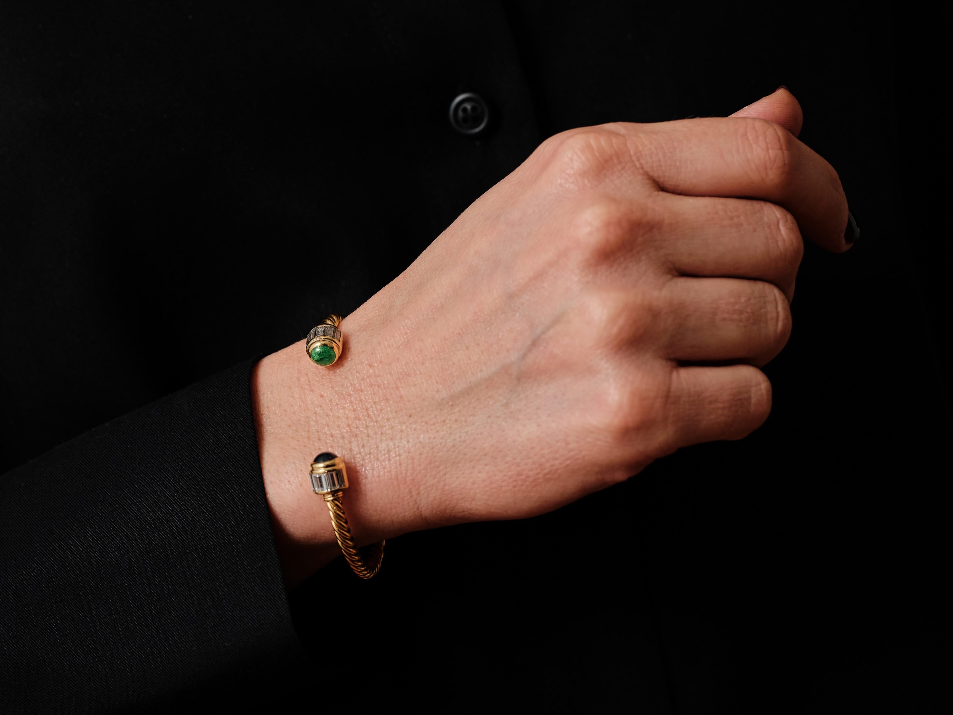 Taille cabochon Bvlgari, bracelet « esclave » des années 1970 en or jaune 18 carats avec émeraudes, saphirs et diamants en vente