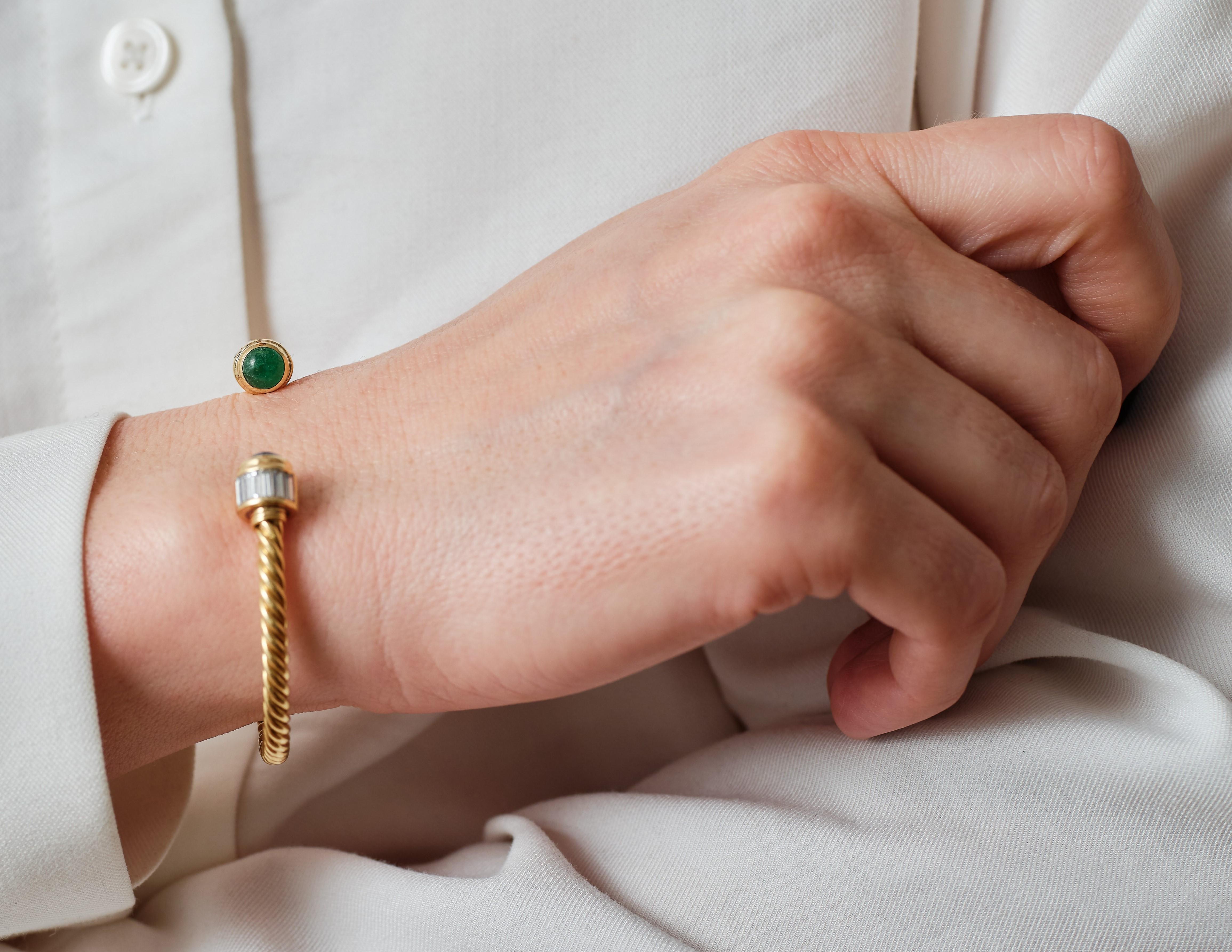 Bvlgari, bracelet « esclave » des années 1970 en or jaune 18 carats avec émeraudes, saphirs et diamants Bon état - En vente à Malmö, SE