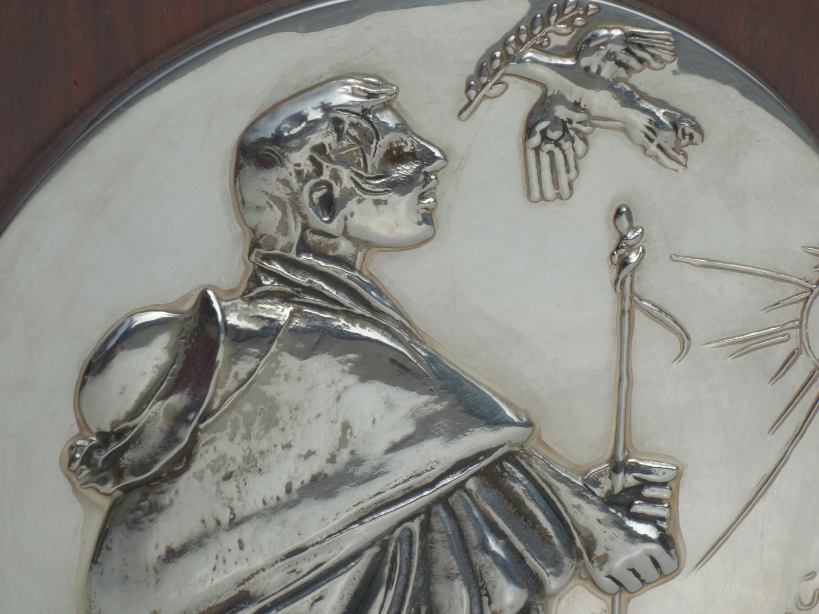 Giacomo Manzù, 1975
Relief en argent du légendaire sculpteur italien Giacomo Manzù. Cette pièce rare a été fabriquée par The Franklin Mint du vivant de l'artiste et est un moulage autorisé. 20cm de diamètre, signée à l'incise, en argent sterling