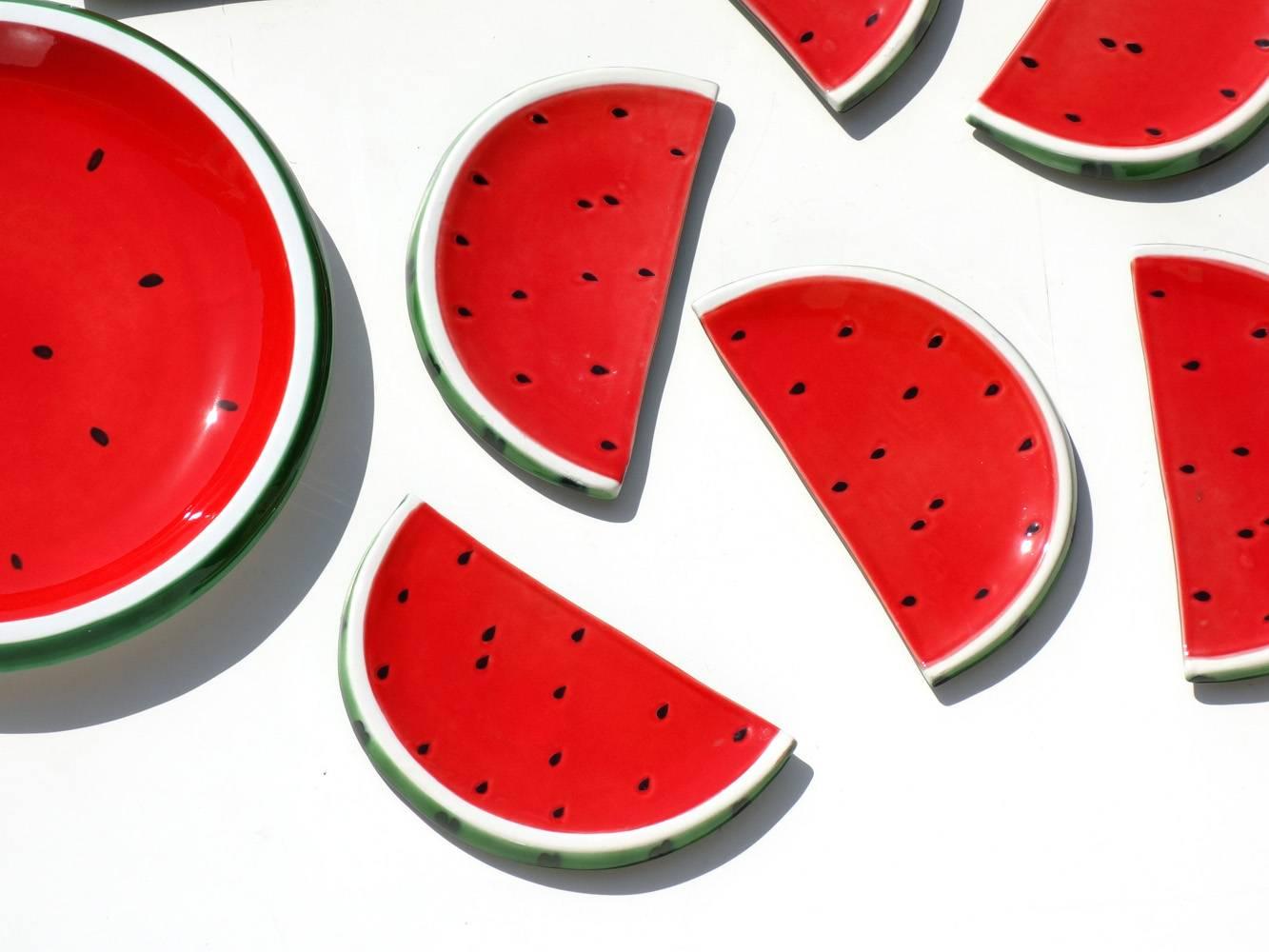 Watermelon pottery set
by Italica Ars
Florence, 1970s

Eight plates and one bowl
Perfect condition.

Measures: Bowl: diameter 47 cm / height 7 cm
plate: H 2 x 30 x 17 cm.