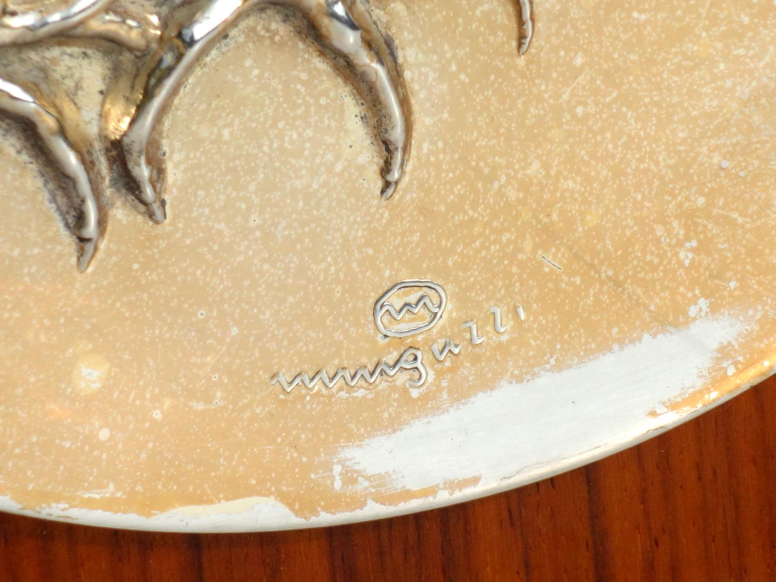Luciano Minguzzi, 1975
Relieve de plata del legendario escultor italiano. 
Esta rara pieza fue fabricada por el Franklin MInt italiano en vida del artista y fue una fundición autorizada. 
Plata de ley (con la marca 