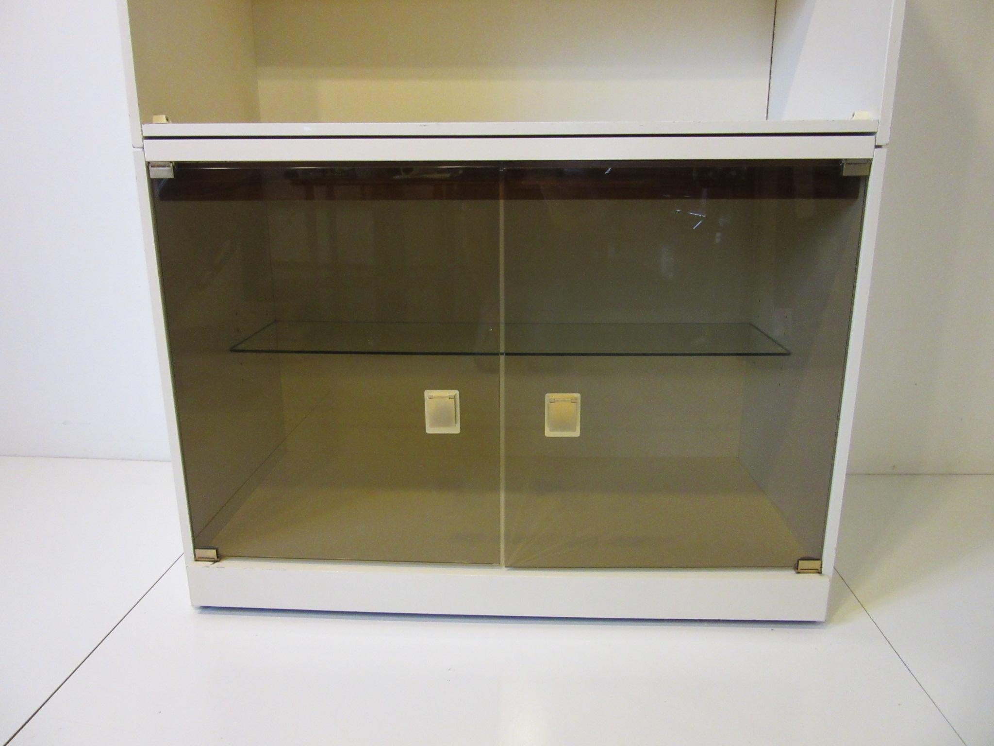 20ième siècle Meuble de rangement ou bibliothèque des années 1970 avec portes en verre en vente