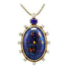 Ciondolo Boulder Opale taglio cabochon del 1970, zaffiro da 1,52 carati e diamante da 1,28 carati