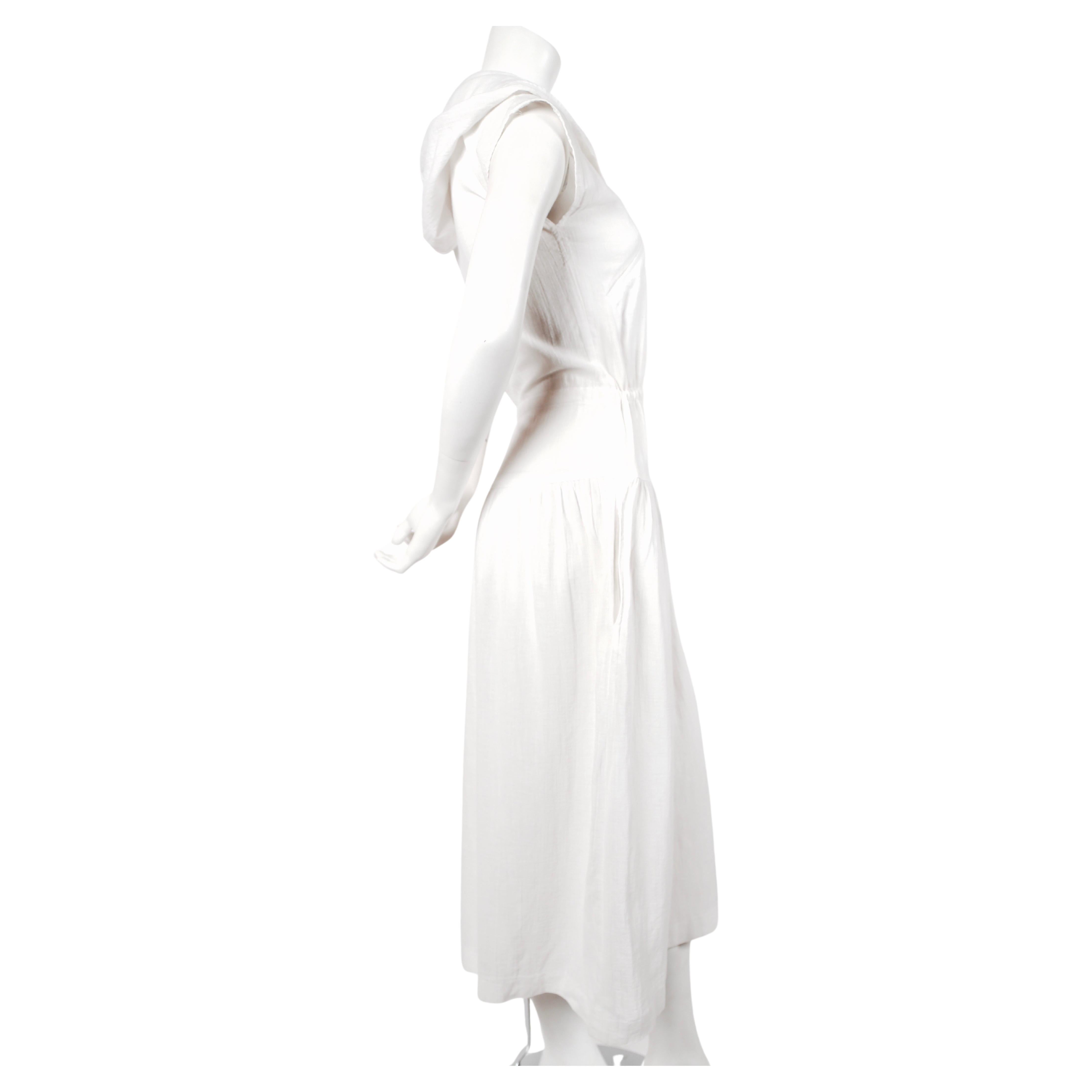 Gris Cacharel - Robe en gaze blanche à capuche, des années 1970 en vente