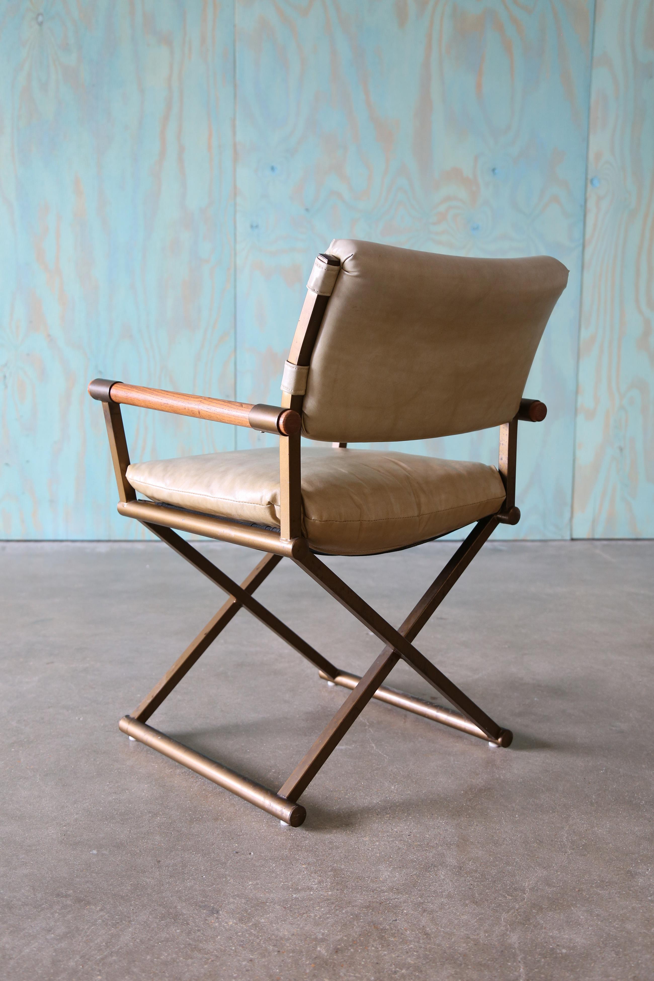 1970er Cal-Style Direktor Stühle Eiche Messing und Vinyl Satz von 4 (Stahl) im Angebot