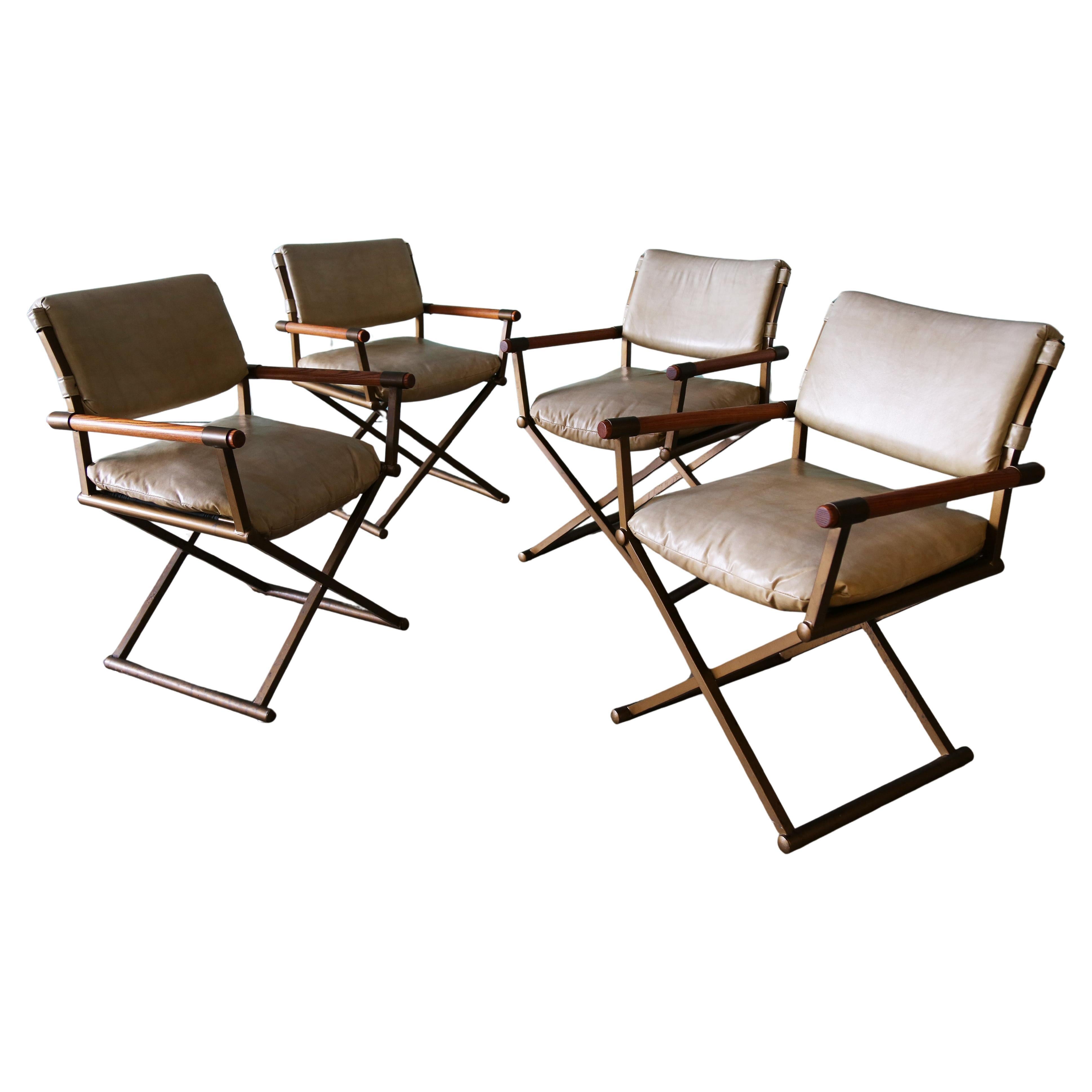 1970er Cal-Style Direktor Stühle Eiche Messing und Vinyl Satz von 4 im Angebot