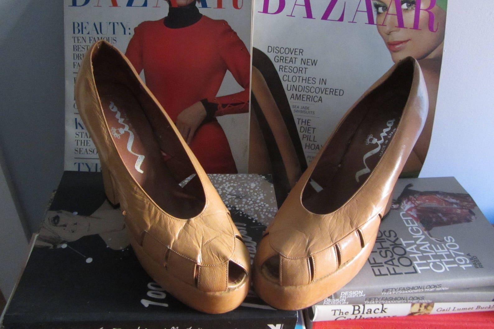 rare & collectible vintage platform pumps
beautiful & supple camel beige leather
peep toe
cut out vamp
sky high heels
made in Spain

🏷 These shoes are a spectacular piece of 70s does 40s fashion history!

Circa 1970s
Nina
Camel Beige
Good