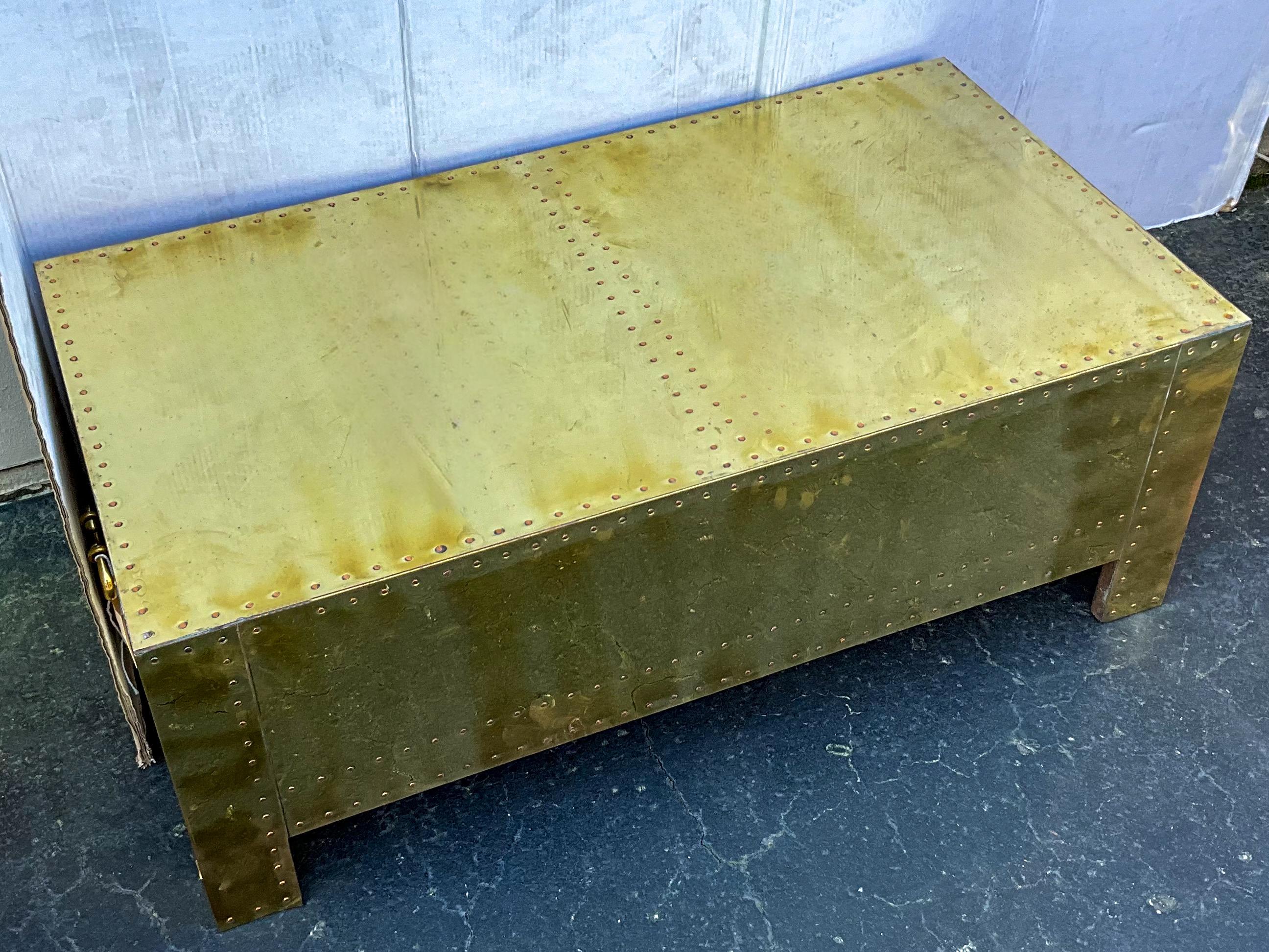 Campagne 1970 Campaigner Style Brass Trunk / Coffee Table By Sarreid Ltd. en vente