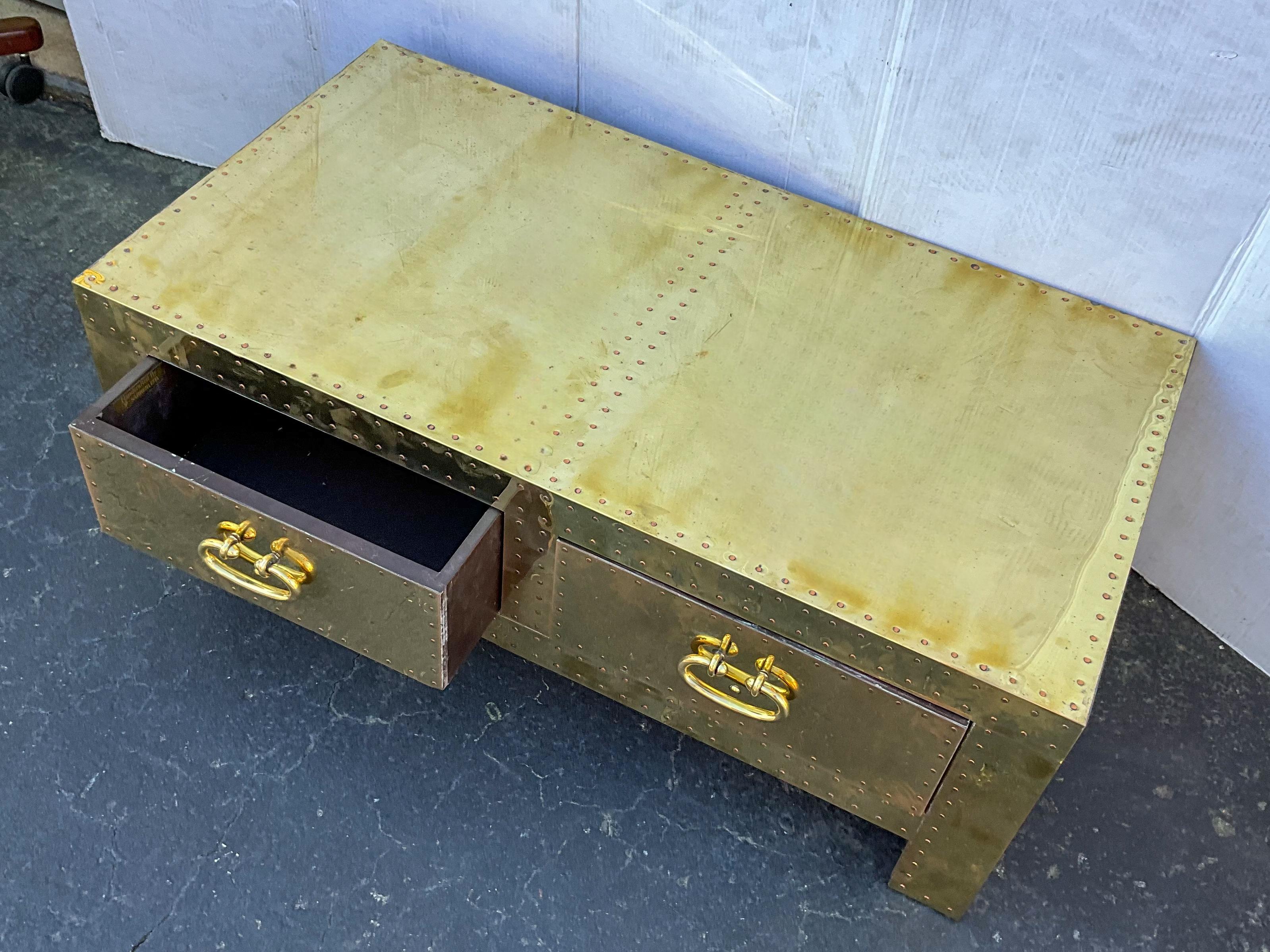 1970s Campaign Style Brass Trunk / Coffee Table By Sarreid Ltd. In Good Condition For Sale In Kennesaw, GA