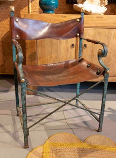 Paire de fauteuils en fer, cuir et bronze de style Campaigner des années 1970