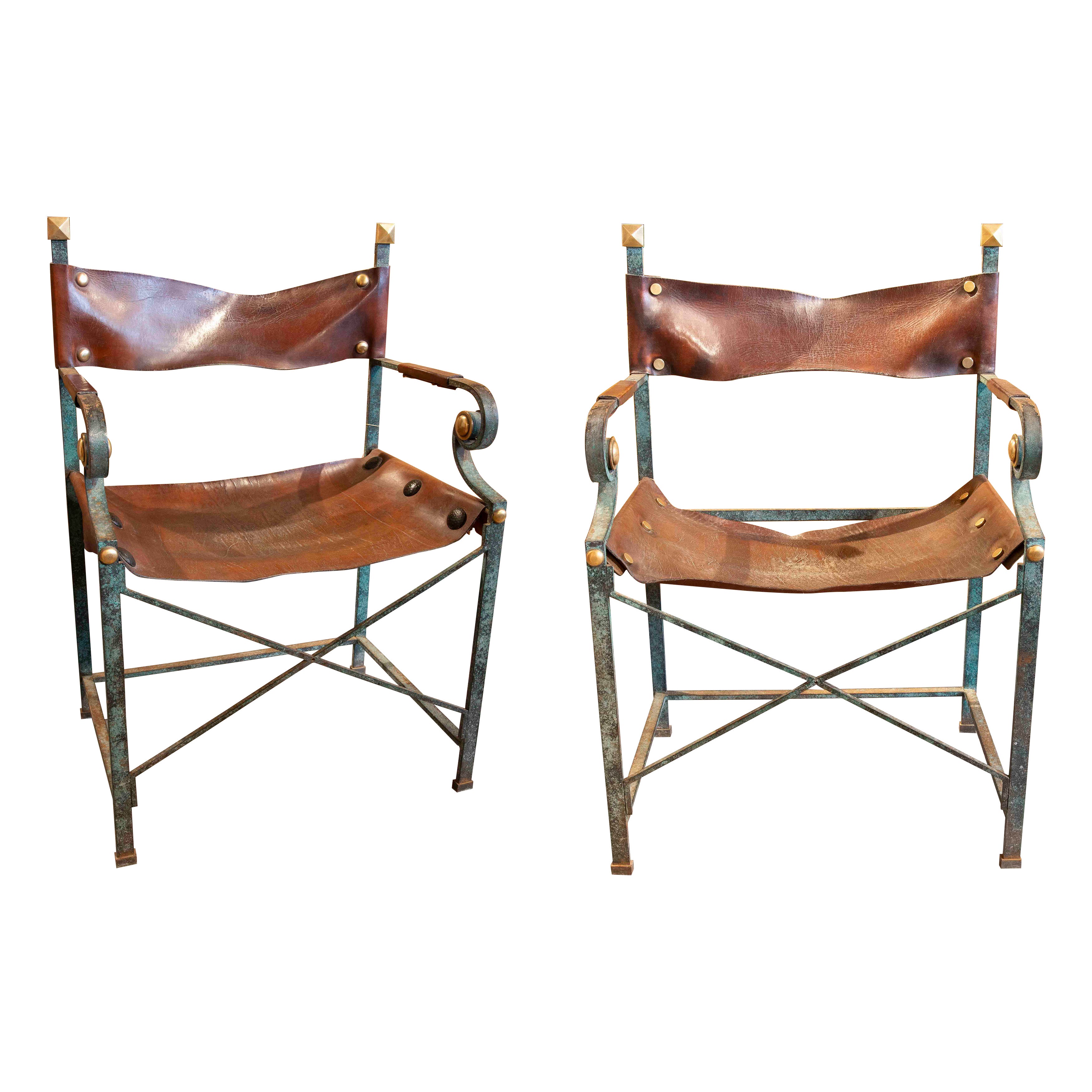 Pareja de Sillones de Hierro, Cuero y Bronce Estilo Campaña Años 70 en venta