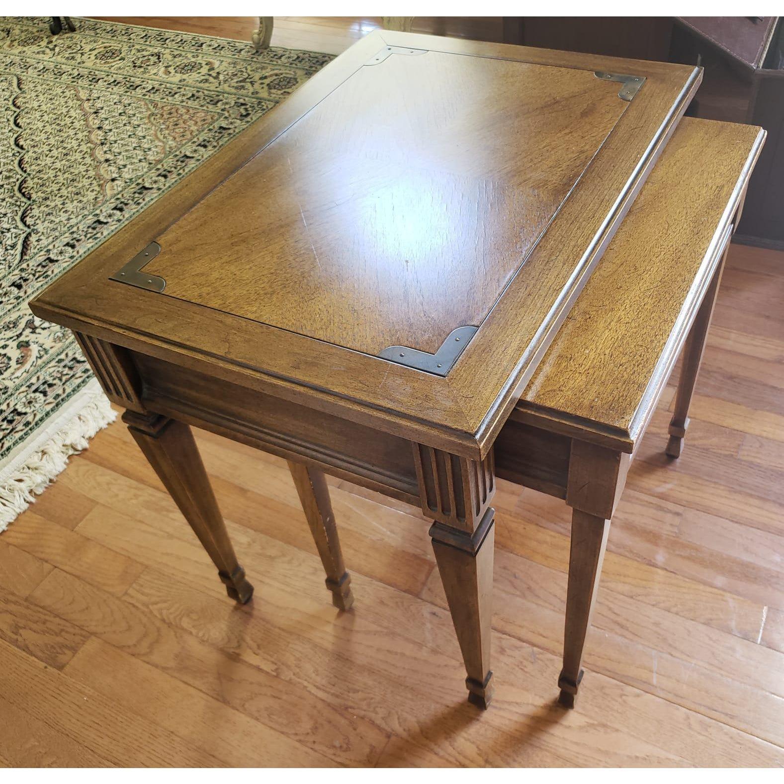 Tables gigognes en noyer de style campagne des années 1970, lot de 2 en vente 2