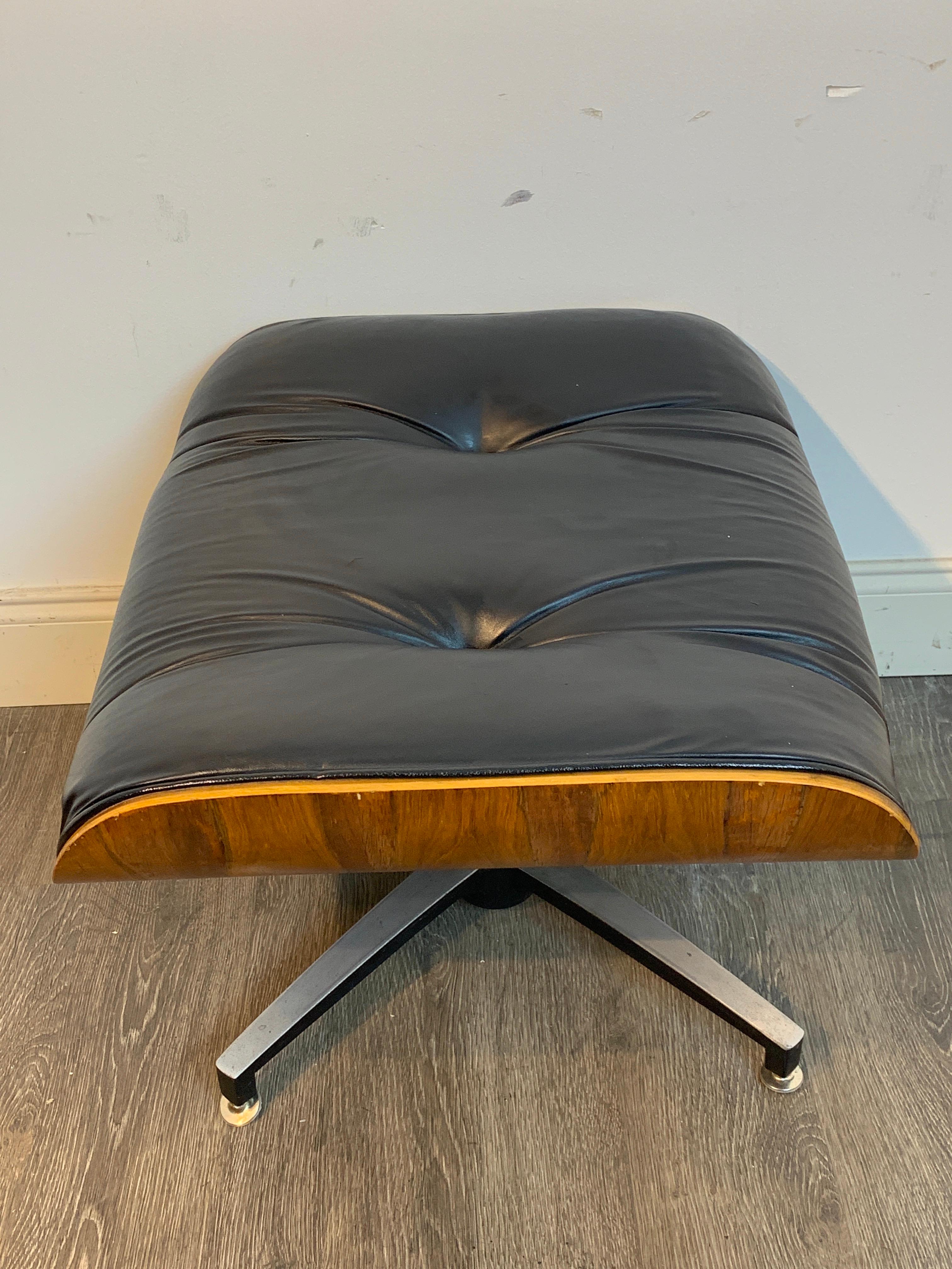 1970s Canadian Made Eames Style Lounge Chair and Ottoman, by Northfield For Sale 2