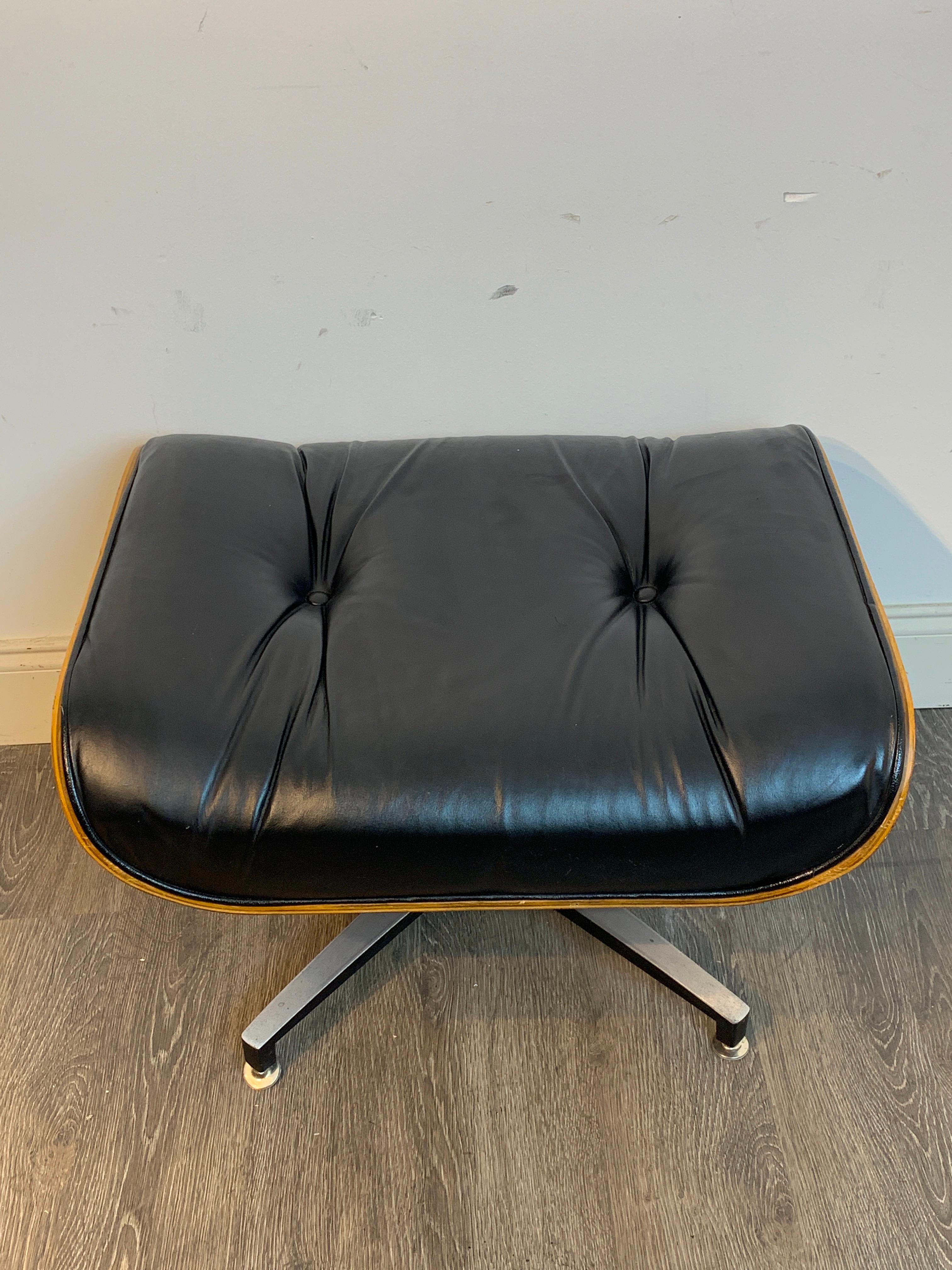 1970s Canadian Made Eames Style Lounge Chair and Ottoman, by Northfield For Sale 3