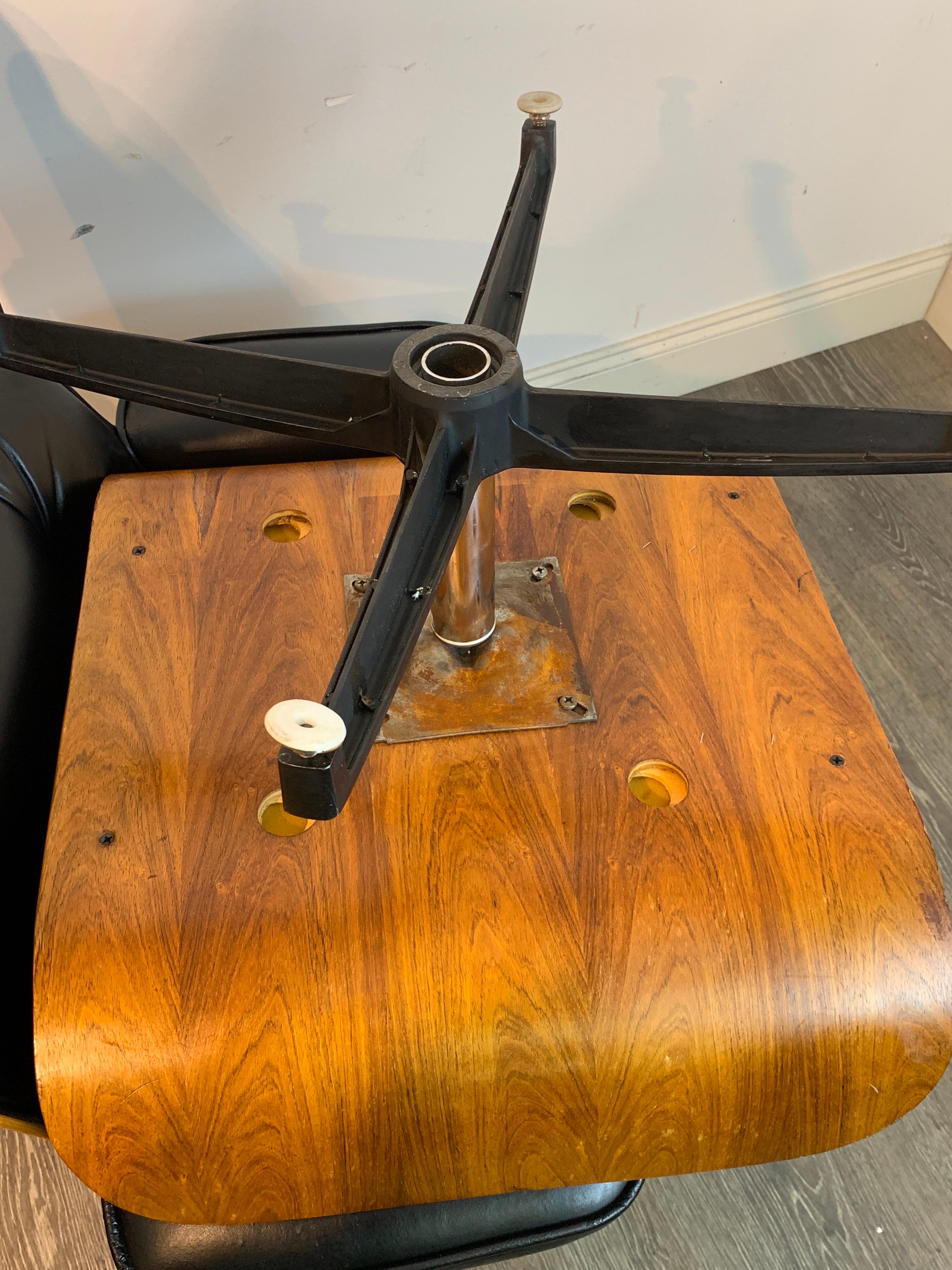 1970s Canadian Made Eames Style Lounge Chair and Ottoman, by Northfield For Sale 8
