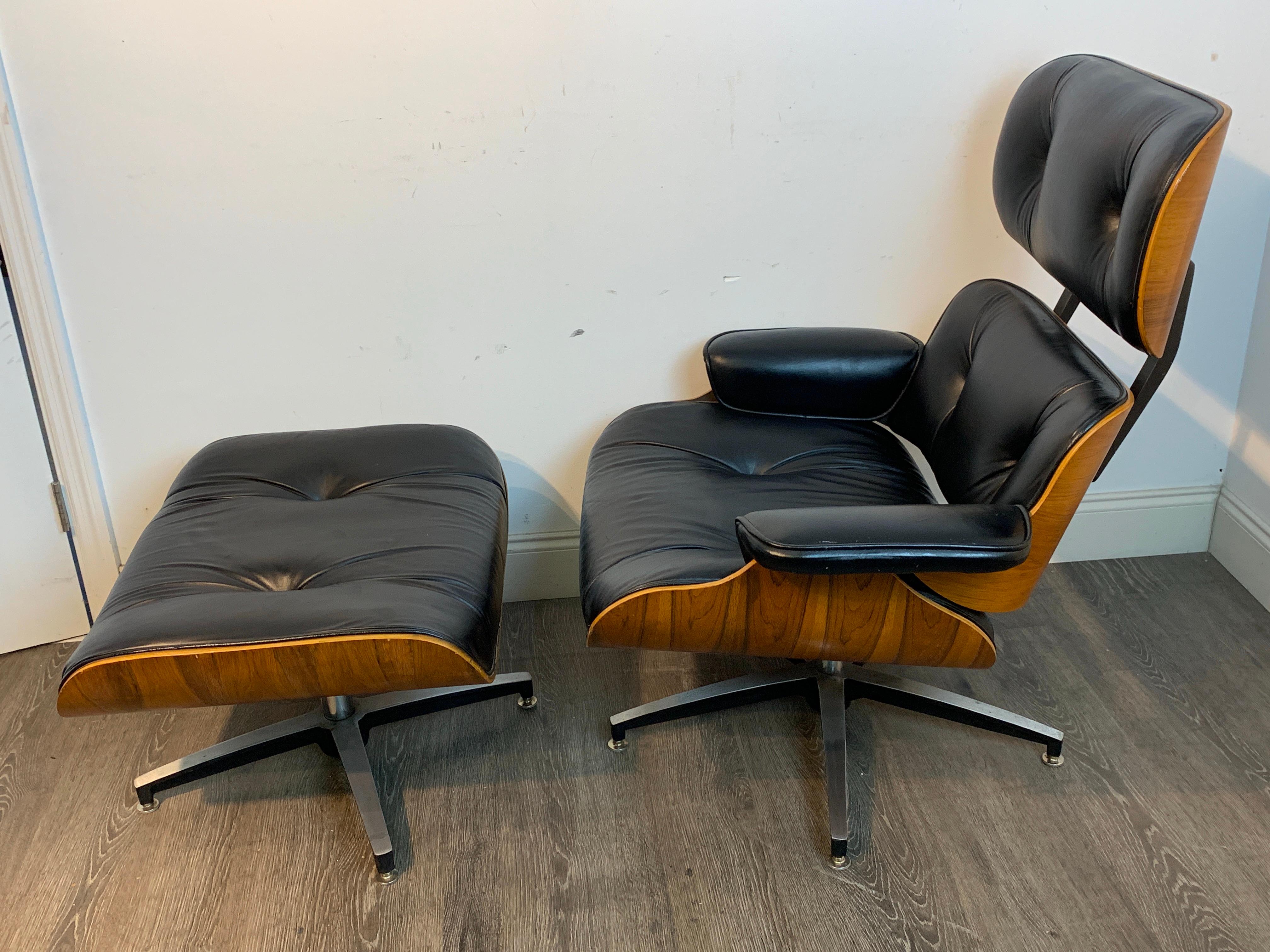 Vintage Canadian Made Eames style lounge chair and ottoman. The design was introduced in 1956, This copy is marked for Northfield Metal Products, Waterloo, Ontario, Canada, with patent date of 1975 and patent number 3935613
Wonderful well cared