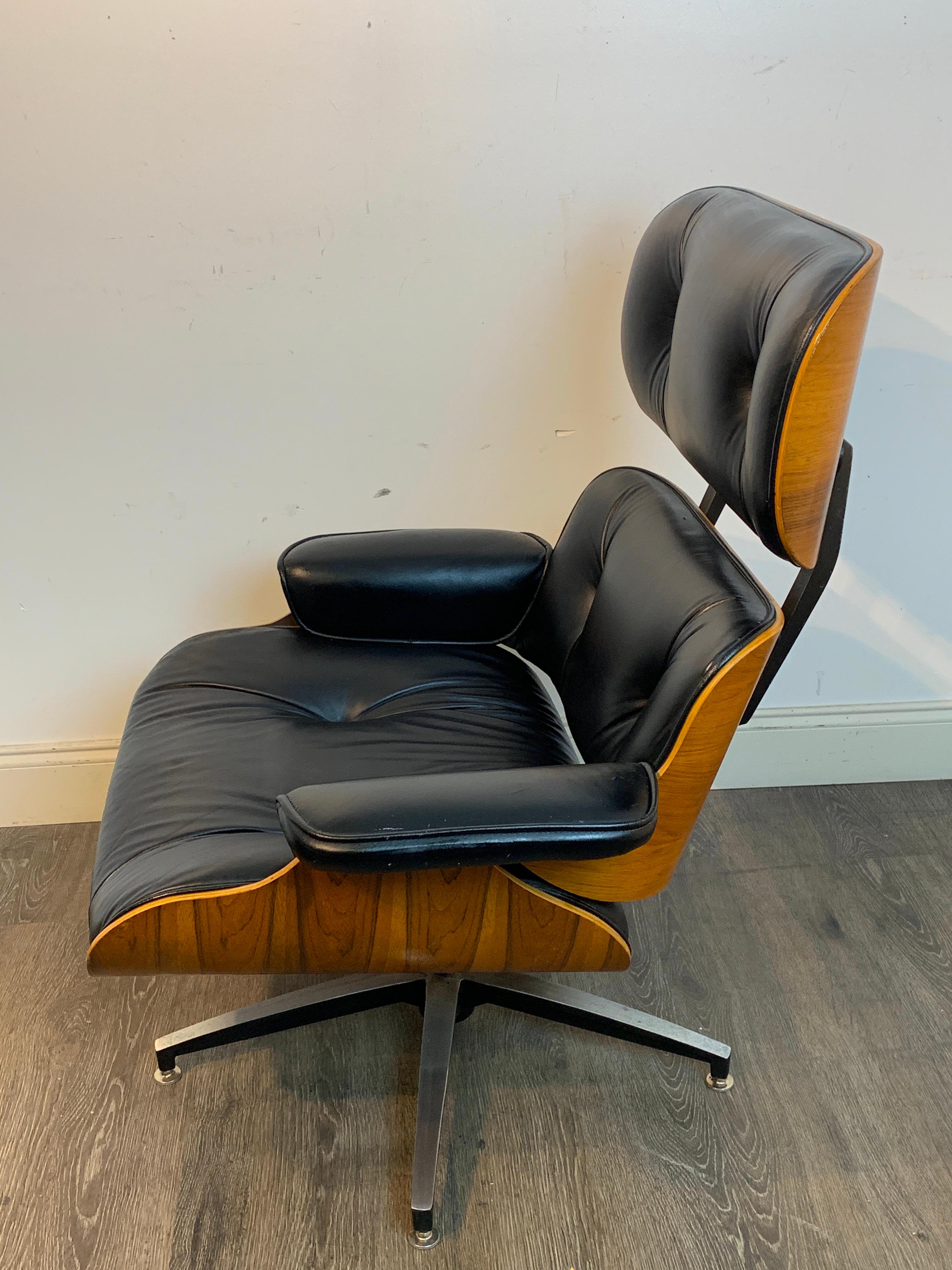 1970s Canadian Made Eames Style Lounge Chair and Ottoman, by Northfield In Good Condition For Sale In Atlanta, GA