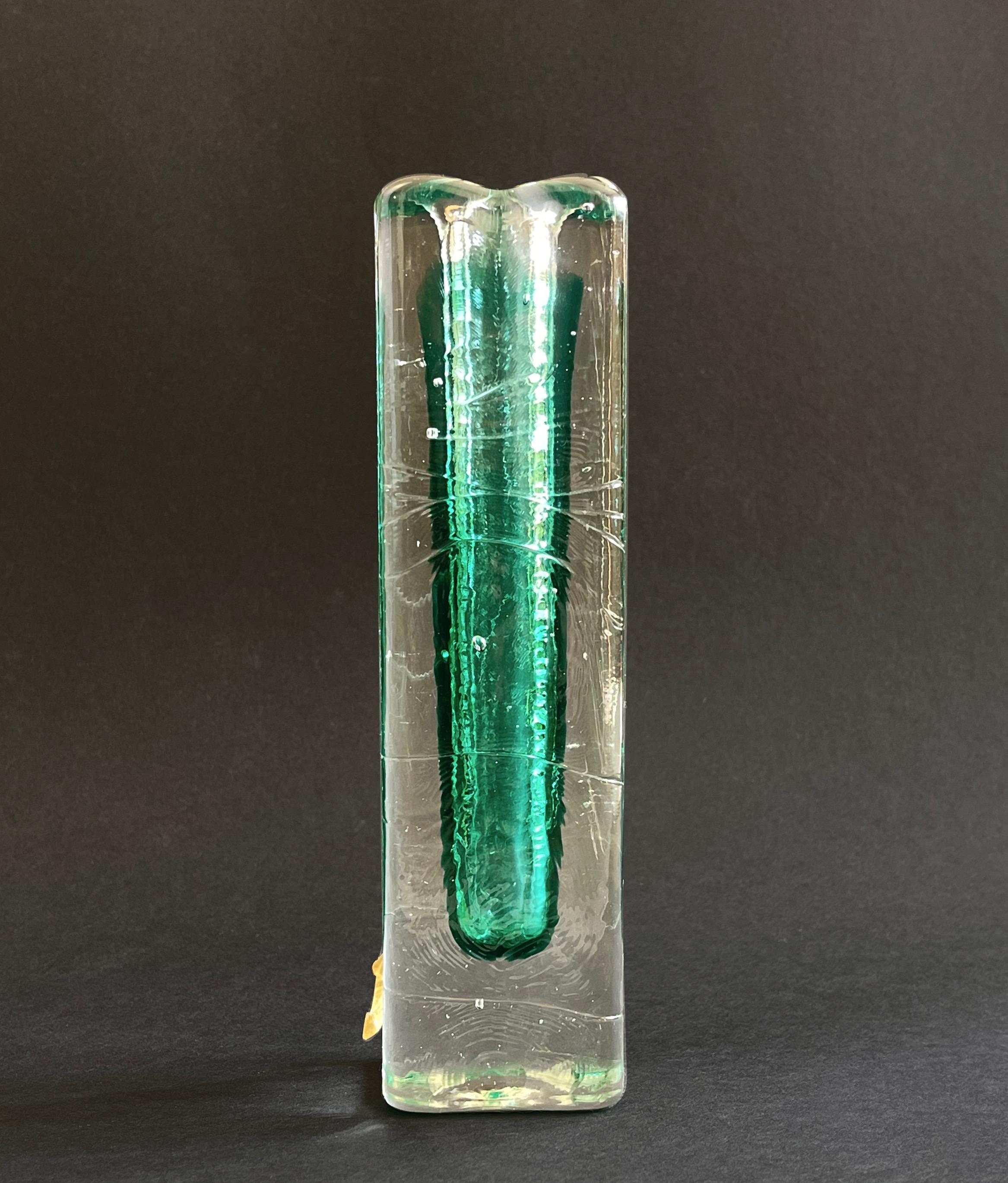 Portavelas, candelabro, portavelas de cristal estilo Sommerso, hecho a mano, con un toque brutalista.
Precioso estilo pesado en un turquesa a verde oscuro, un poco como en un volcán son las burbujas de cristal que salen a la superficie.
De los años