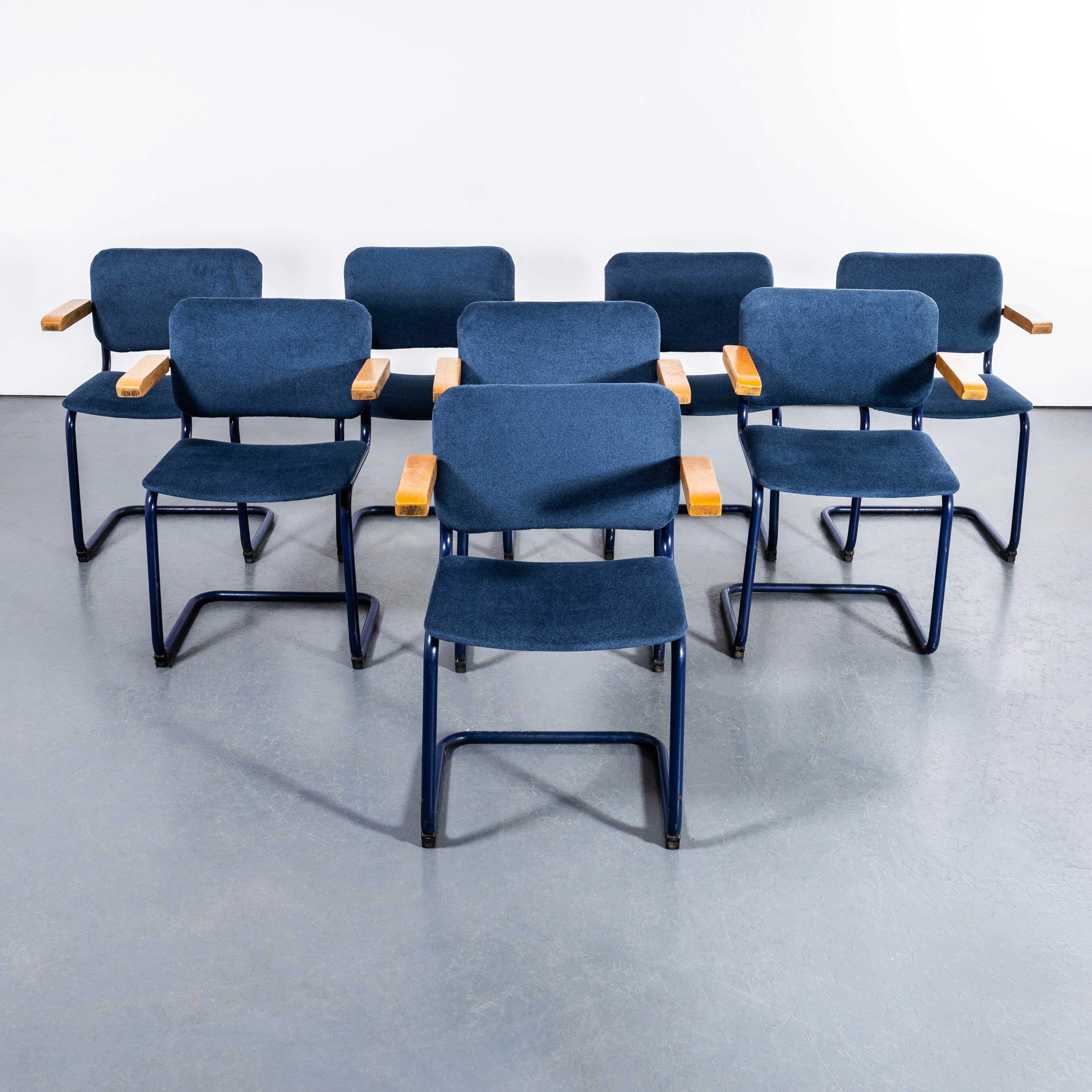 Chaises de salle à manger en porte-à-faux des années 1970 à structure bleue et tapisserie bleu denim - ensemble de huit. 

Chaise de salle à manger classique de style Bauhaus à structure cantilever fabriquée avec des cadres chromés et des sièges et