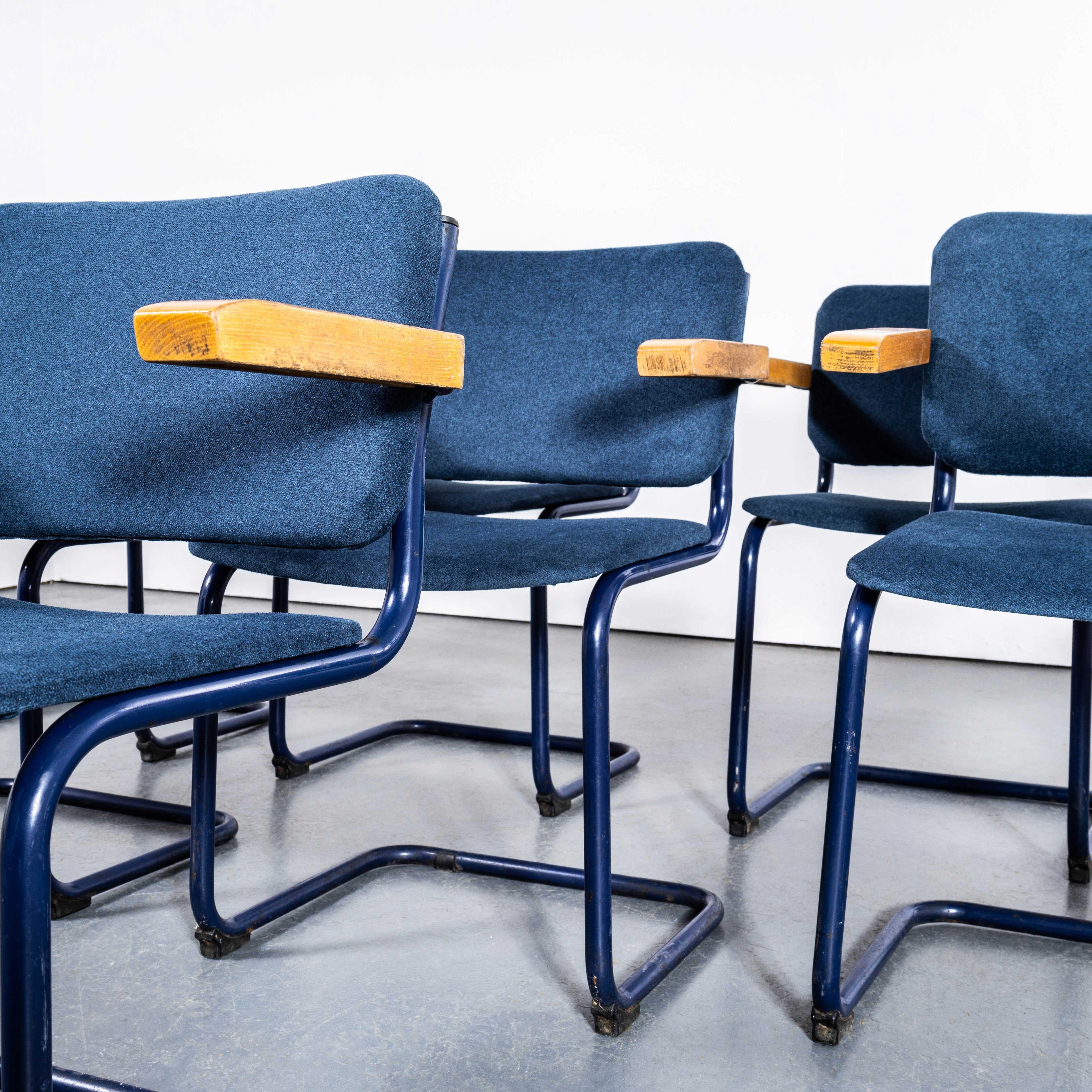 Français Chaise à cadre bleu en porte-à-faux des années 1970 avec tapisserie bleue en jean - ensemble de huit en vente