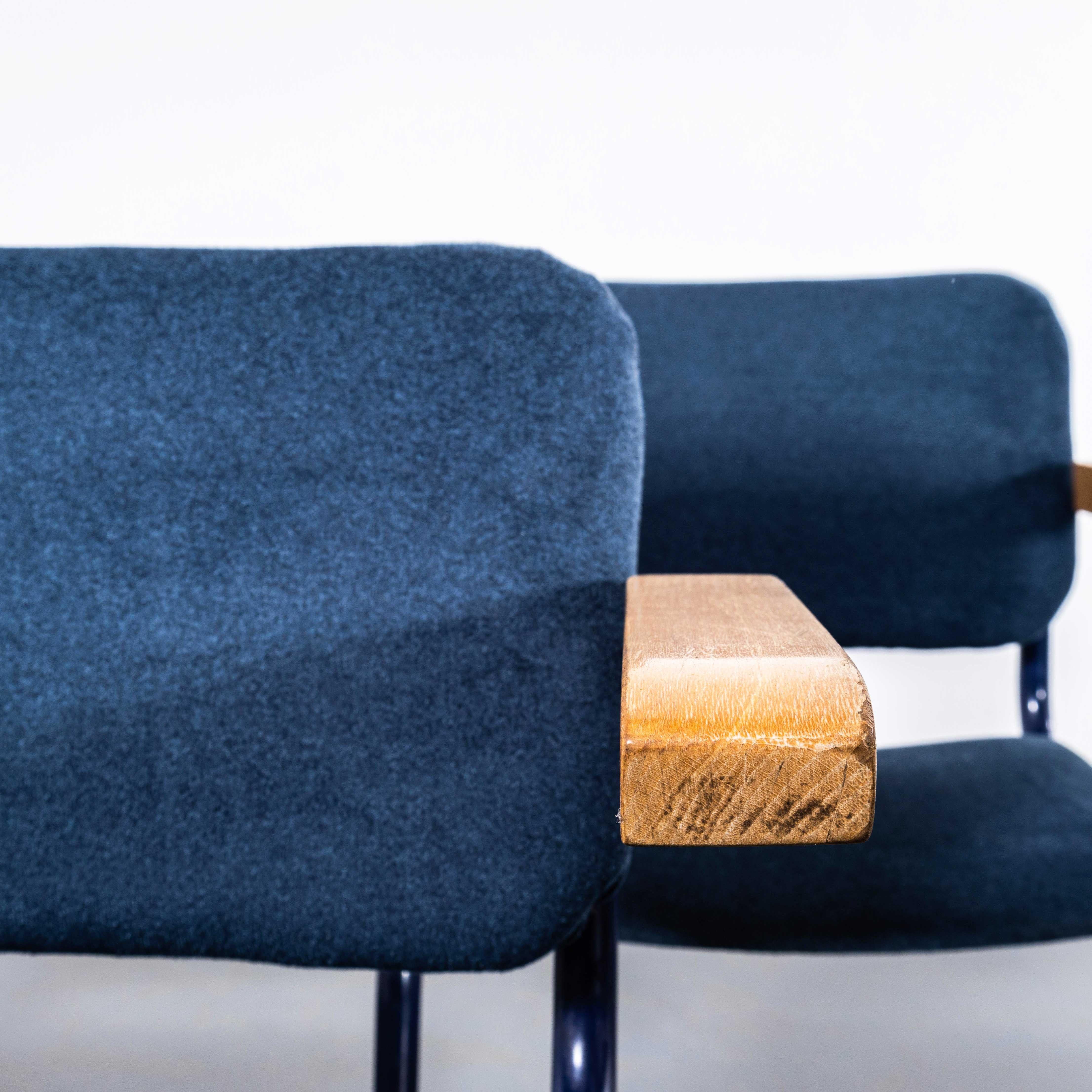 Chaise à cadre bleu en porte-à-faux des années 1970 avec tapisserie bleue en jean - ensemble de huit Bon état - En vente à Hook, Hampshire
