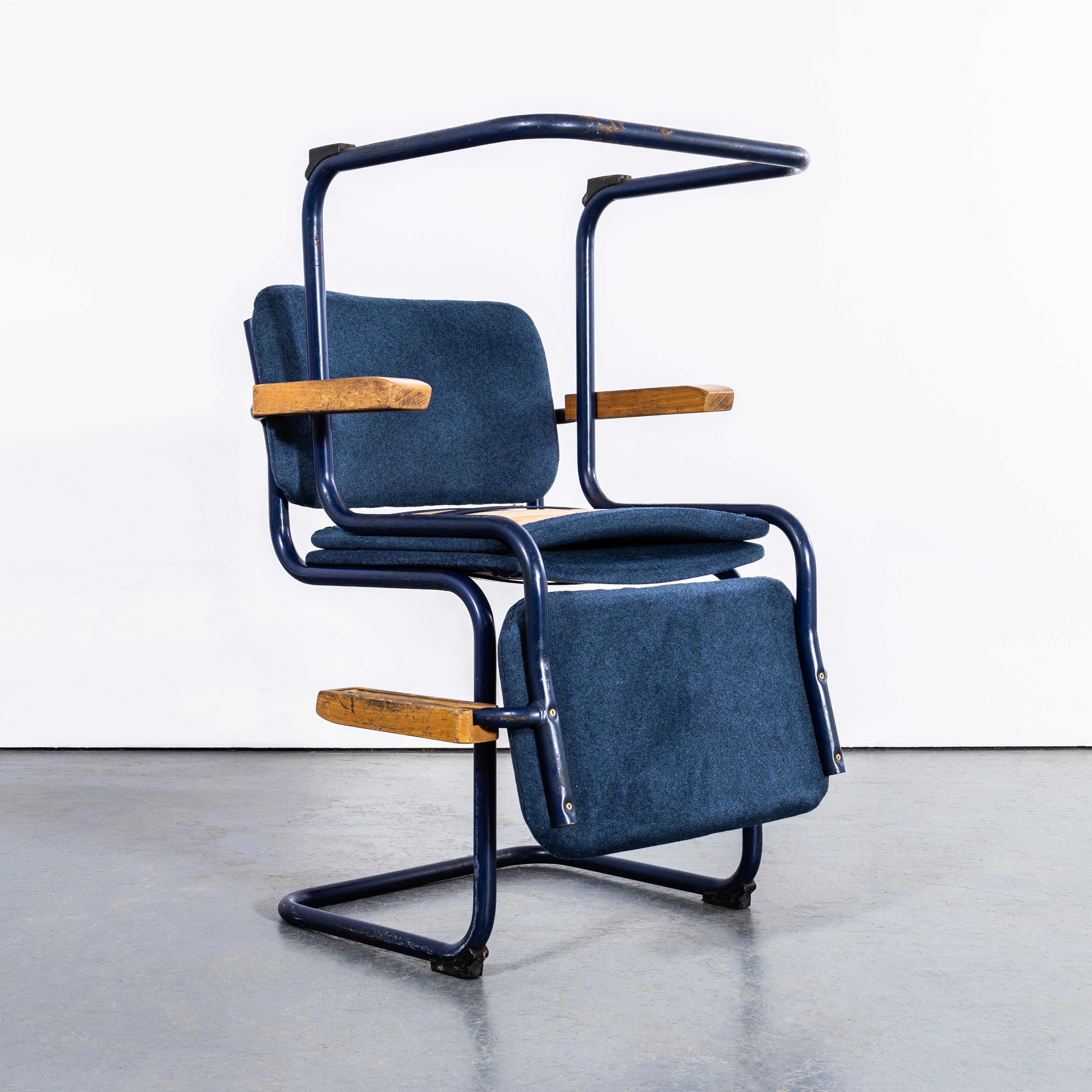 Fin du 20e siècle Chaise à cadre bleu en porte-à-faux des années 1970 avec tapisserie bleue en jean - ensemble de huit en vente