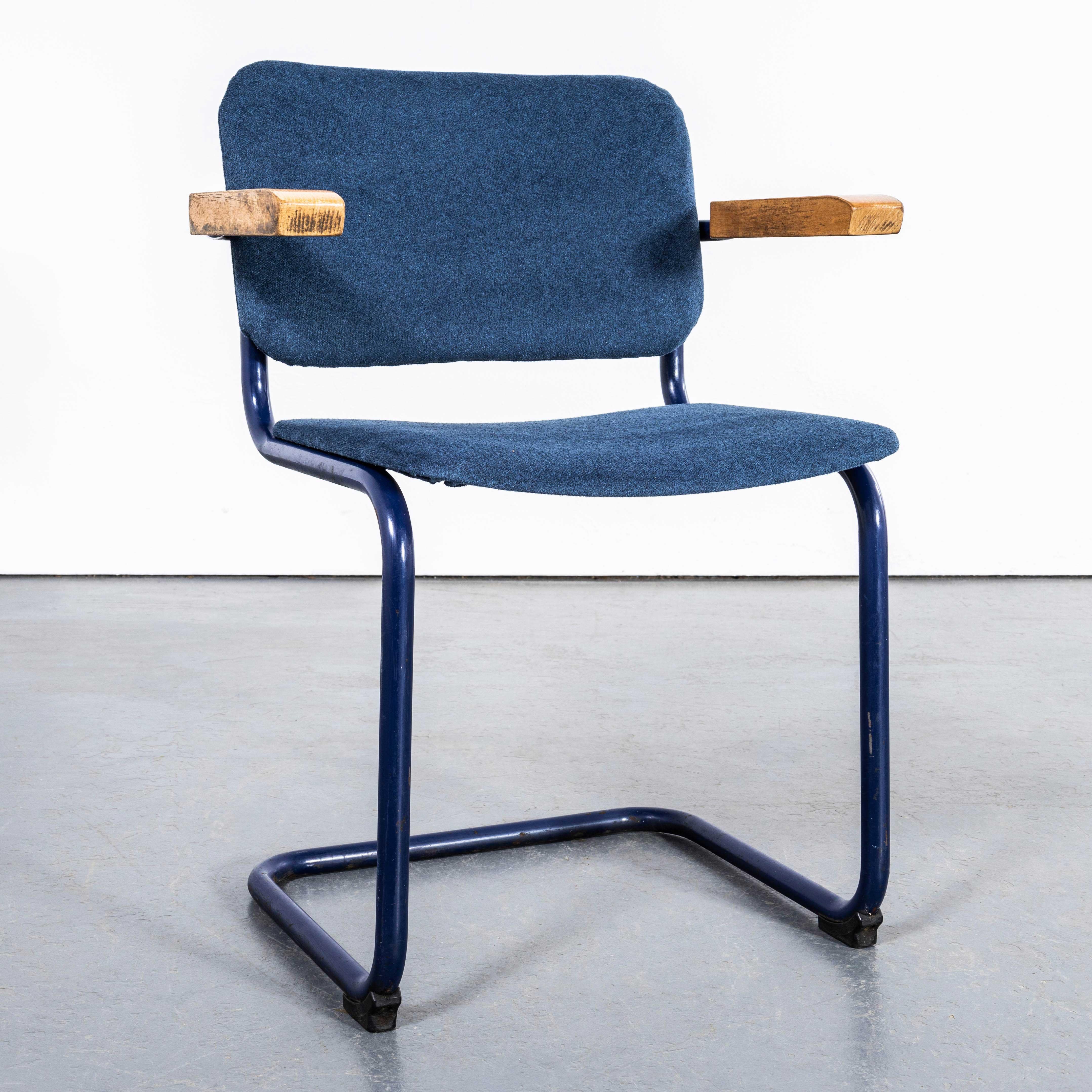 Chaise à cadre bleu en porte-à-faux des années 1970 avec tapisserie bleue en jean - ensemble de huit en vente 1