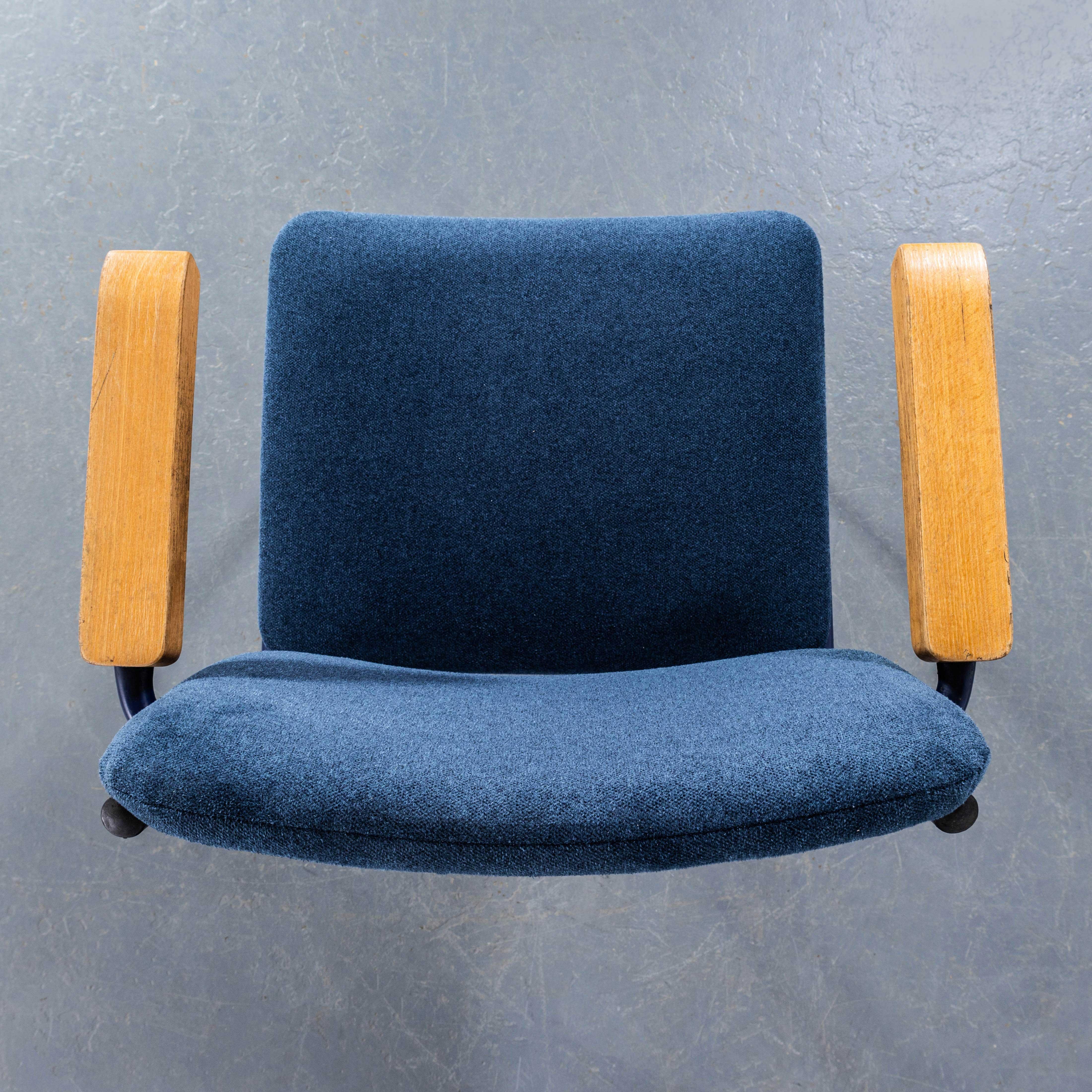 Chaise à cadre bleu en porte-à-faux des années 1970 avec tapisserie bleue en jean - ensemble de huit en vente 2