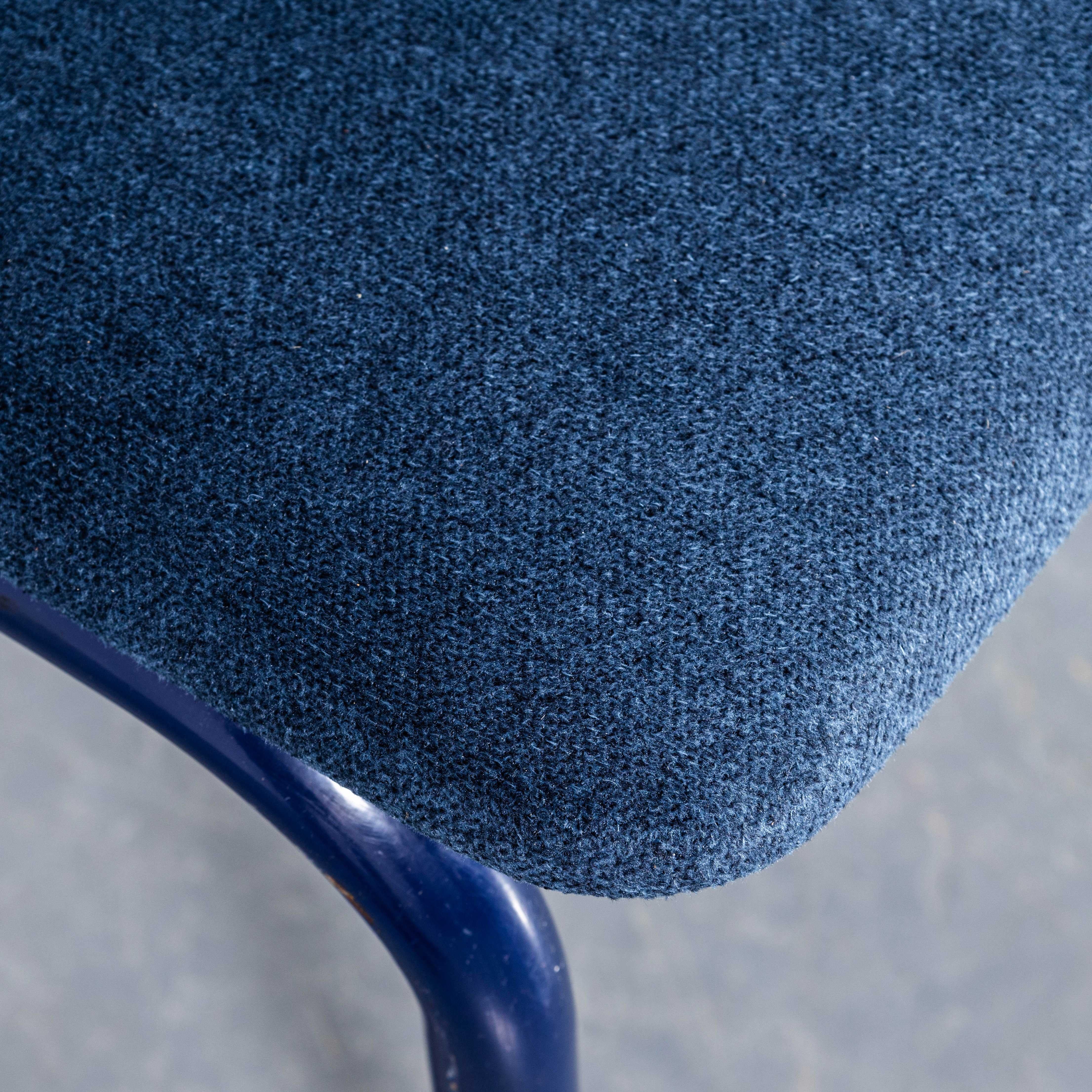 Chaise à cadre bleu en porte-à-faux des années 1970 avec tapisserie bleue en jean - ensemble de huit en vente 3