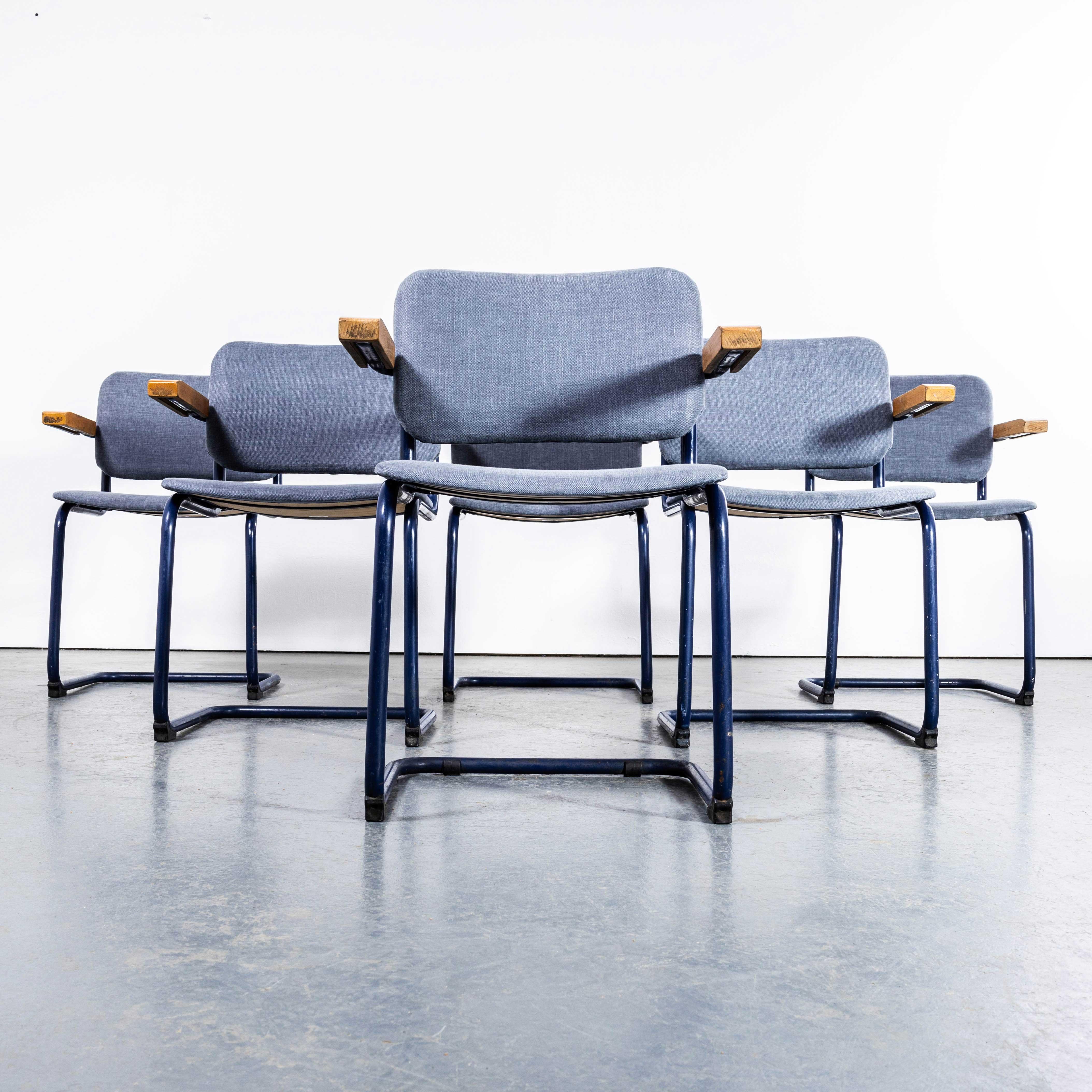 Chaises de salle à manger en porte-à-faux des années 1970 à structure bleue et tapisserie bleue - grise - ensemble de six. Chaise de salle à manger classique de style Bauhaus à structure cantilever fabriquée avec des cadres chromés et des sièges et