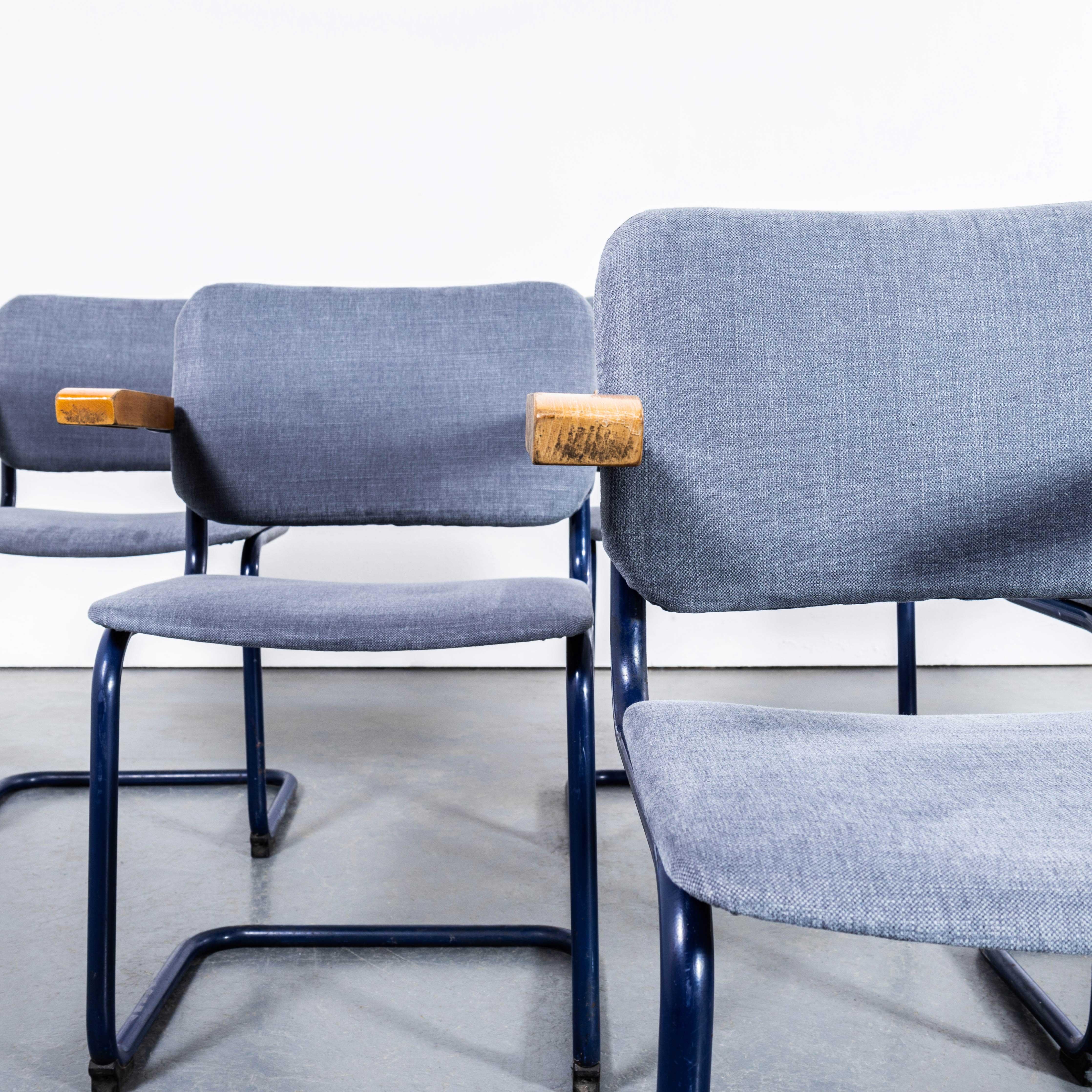 Français Ensemble de chaises de salle à manger à cadre bleu des années 1970 avec tapisserie bleue et grise en vente