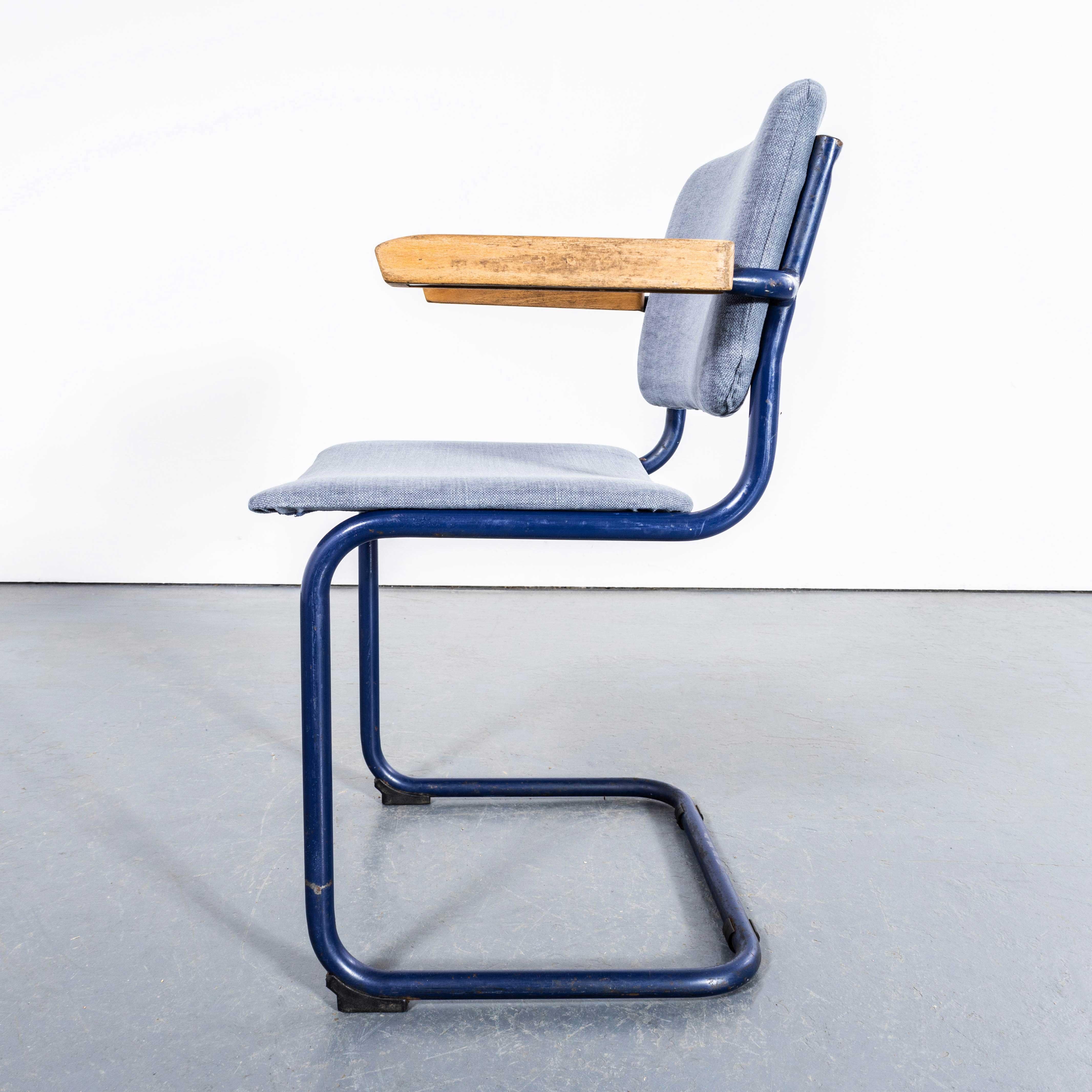 Ensemble de chaises de salle à manger à cadre bleu des années 1970 avec tapisserie bleue et grise en vente 1