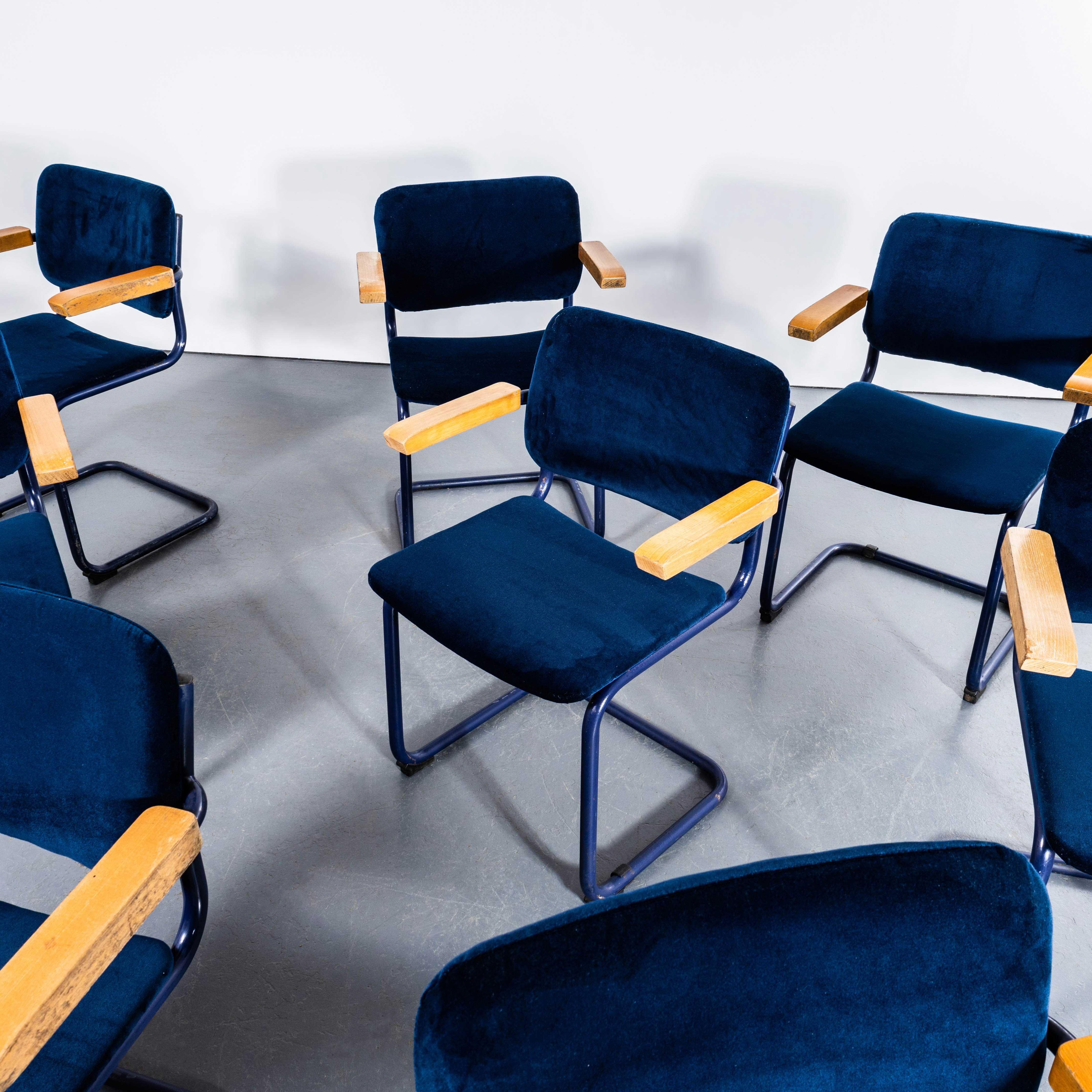 Français Ensemble de huit chaises à cadre bleu en porte-à-faux des années 1970 avec tapisserie bleu profond en vente