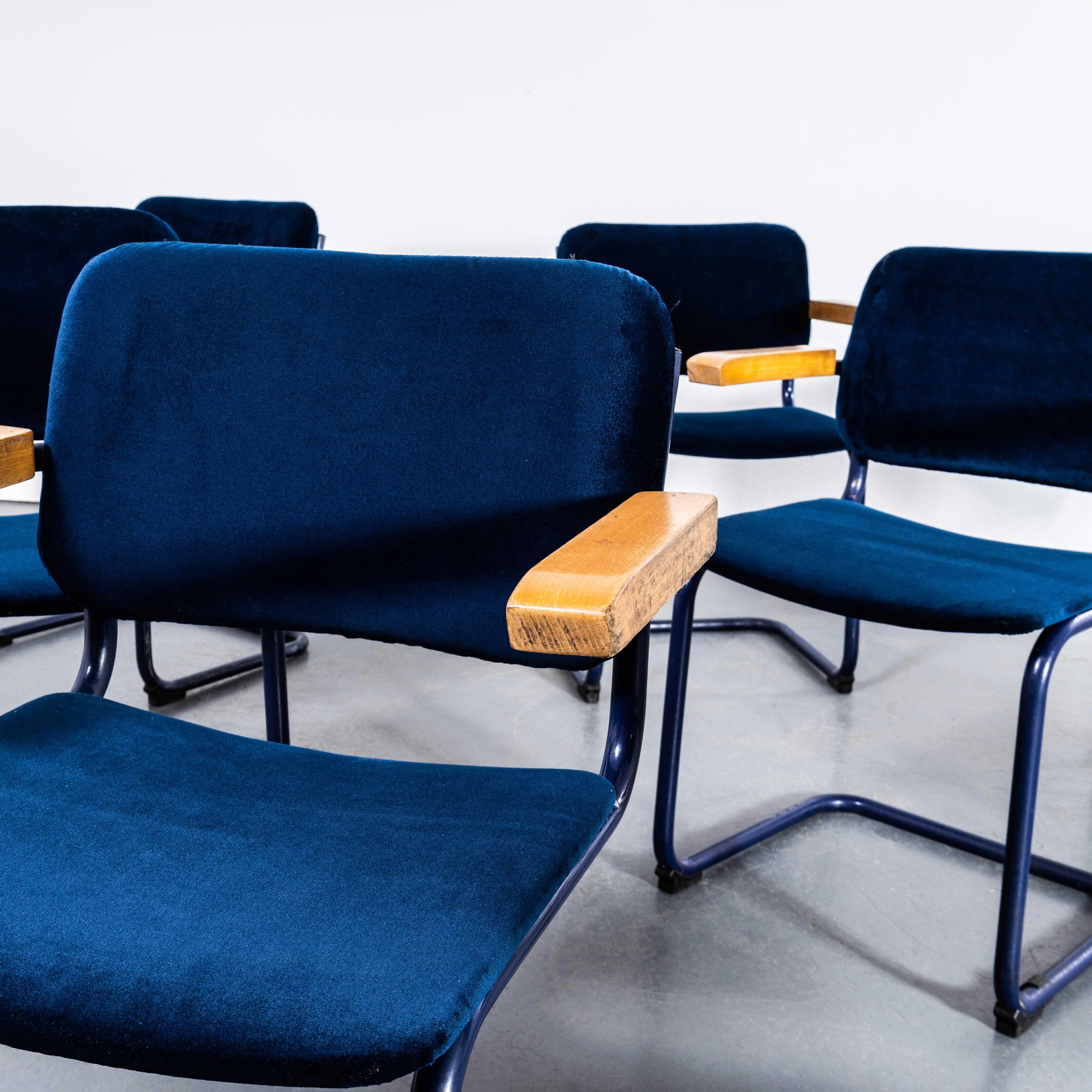 Ensemble de huit chaises à cadre bleu en porte-à-faux des années 1970 avec tapisserie bleu profond Bon état - En vente à Hook, Hampshire