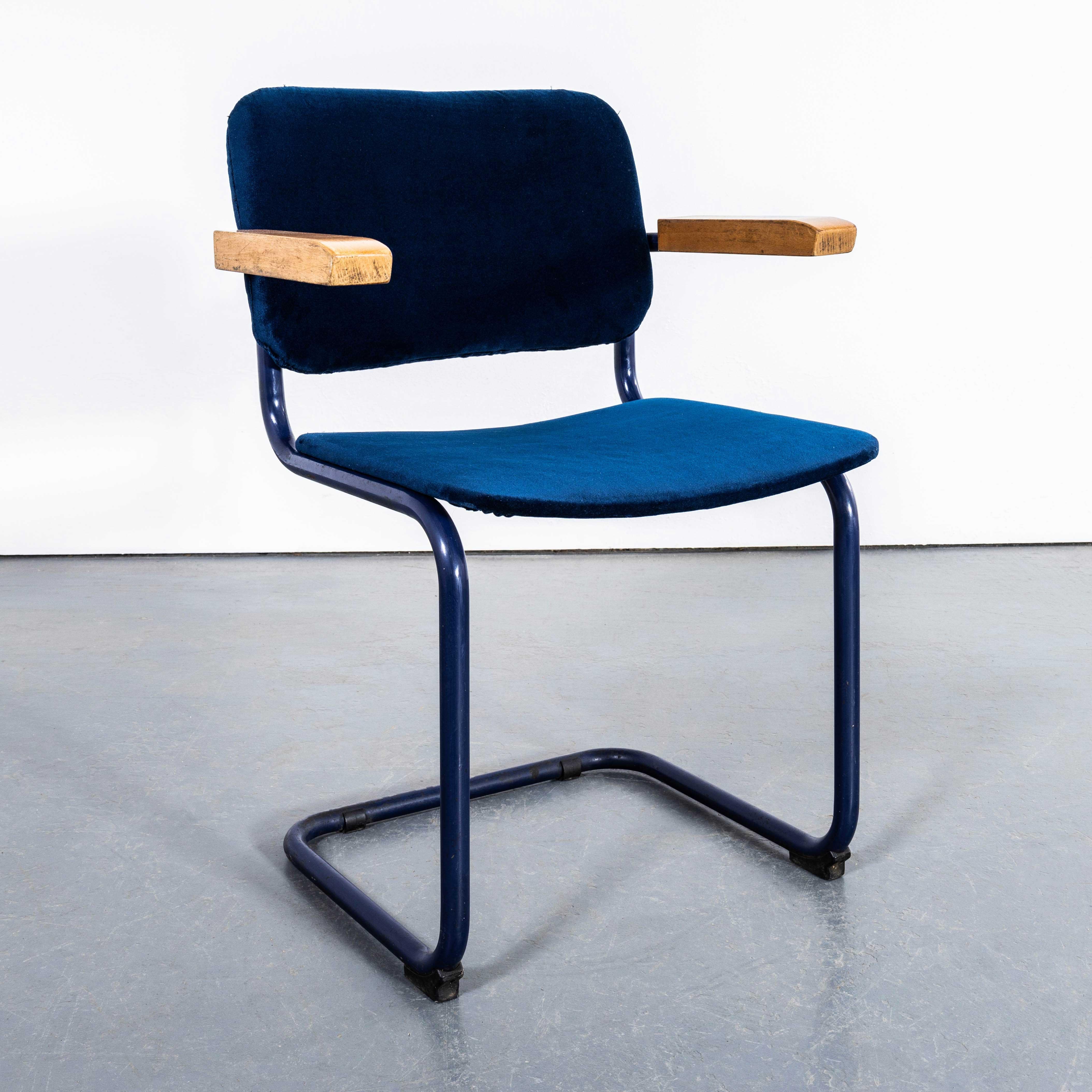 Tissu d'ameublement Ensemble de huit chaises à cadre bleu en porte-à-faux des années 1970 avec tapisserie bleu profond en vente