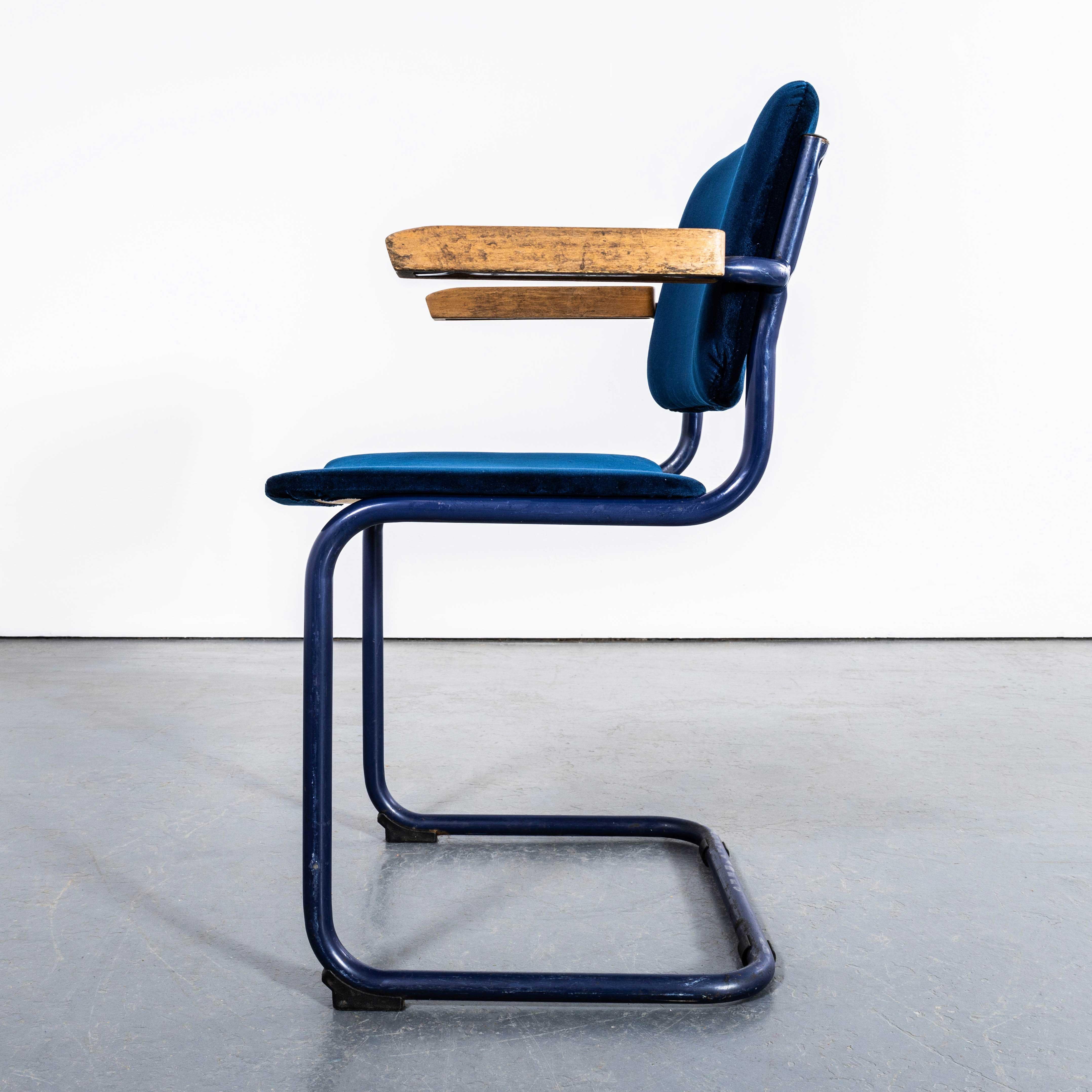 Ensemble de huit chaises à cadre bleu en porte-à-faux des années 1970 avec tapisserie bleu profond en vente 1