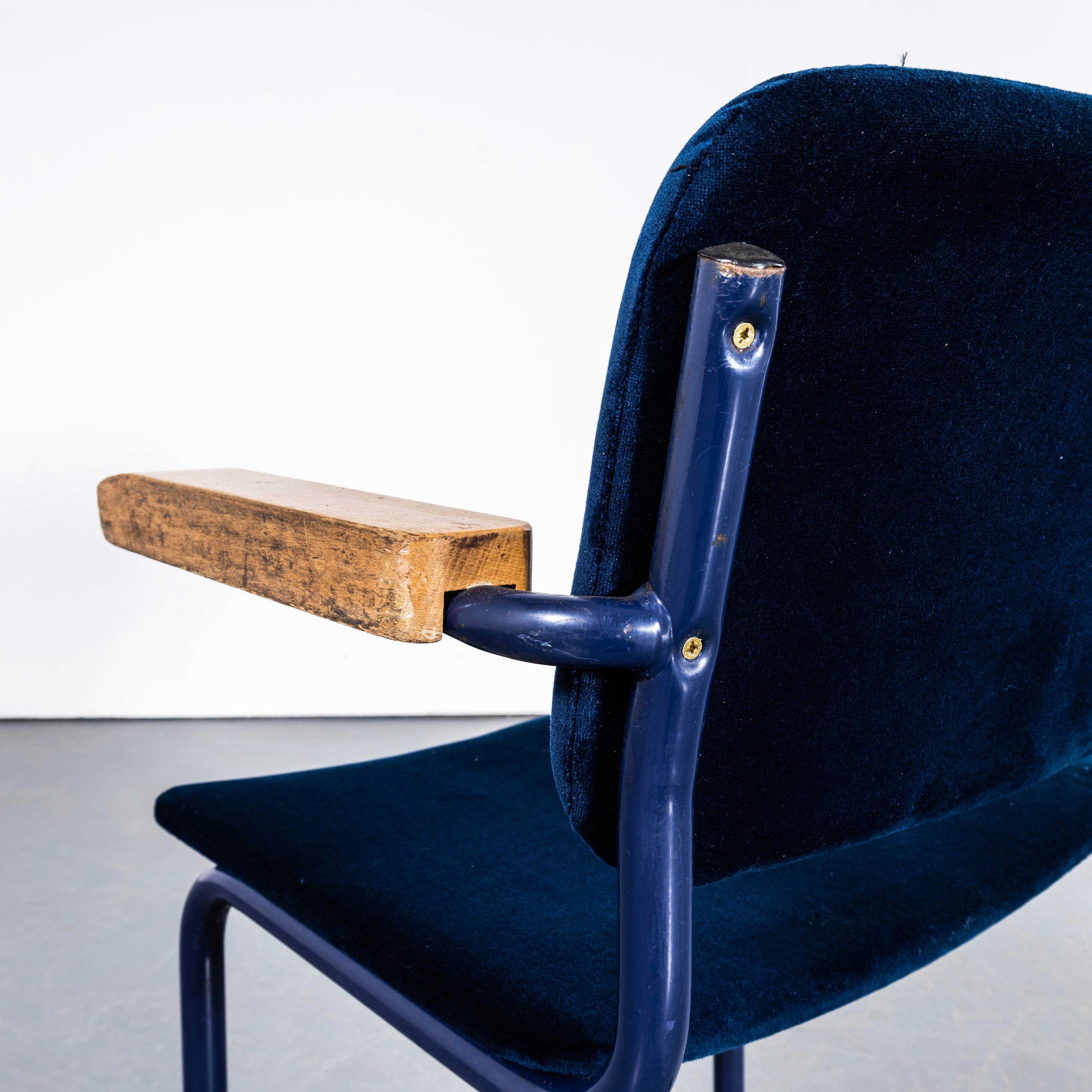 Ensemble de huit chaises à cadre bleu en porte-à-faux des années 1970 avec tapisserie bleu profond en vente 2