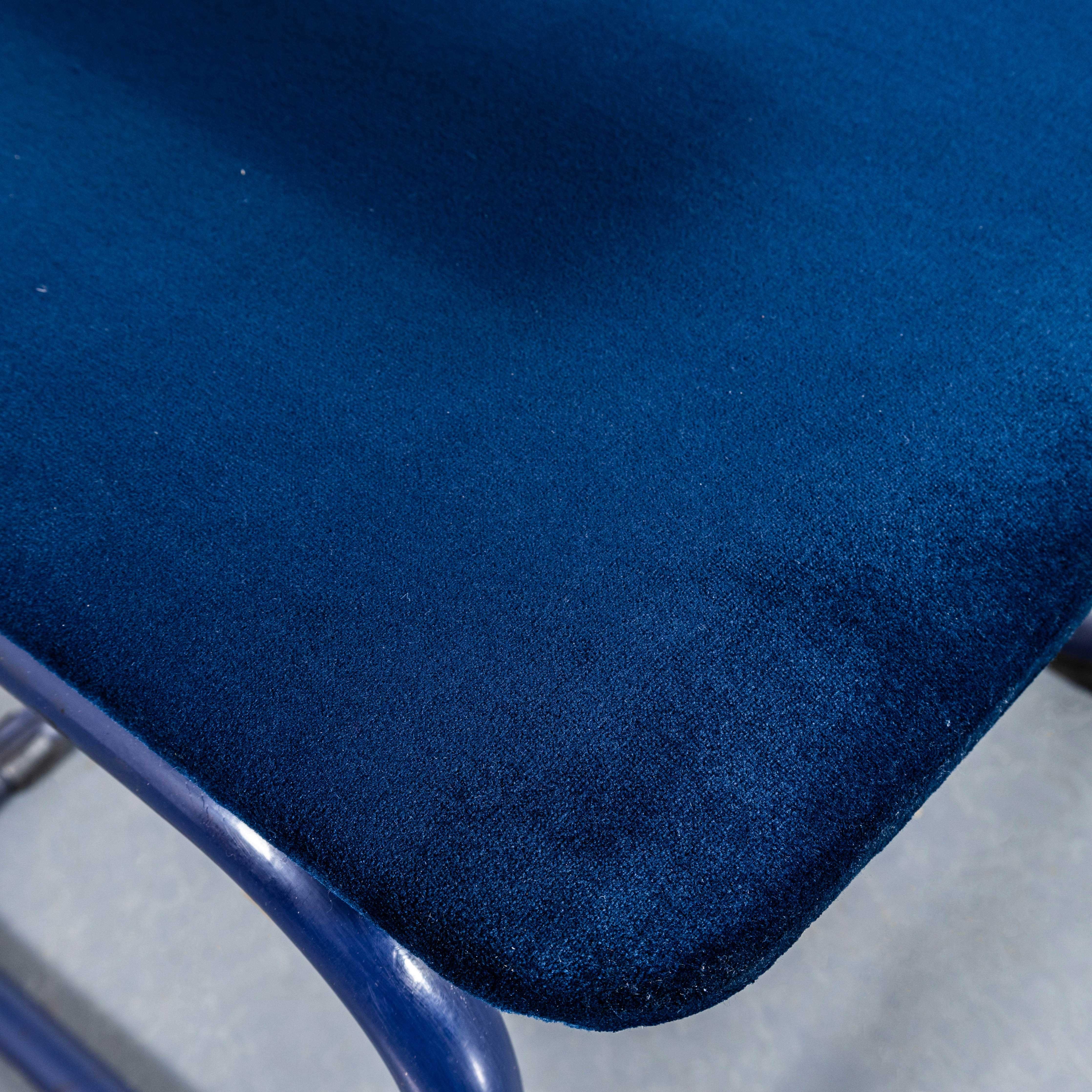 Ensemble de huit chaises à cadre bleu en porte-à-faux des années 1970 avec tapisserie bleu profond en vente 3