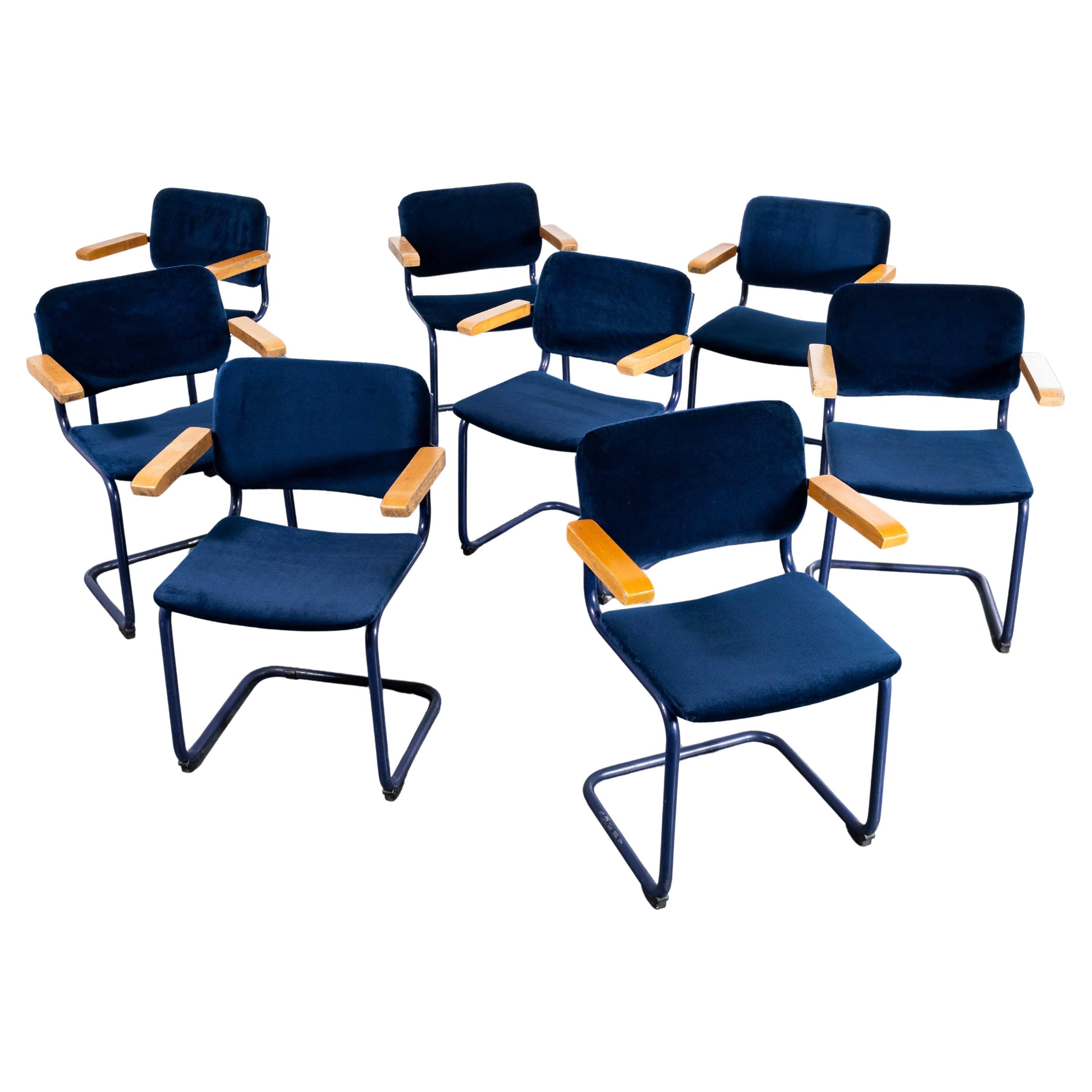 Ensemble de huit chaises à cadre bleu en porte-à-faux des années 1970 avec tapisserie bleu profond