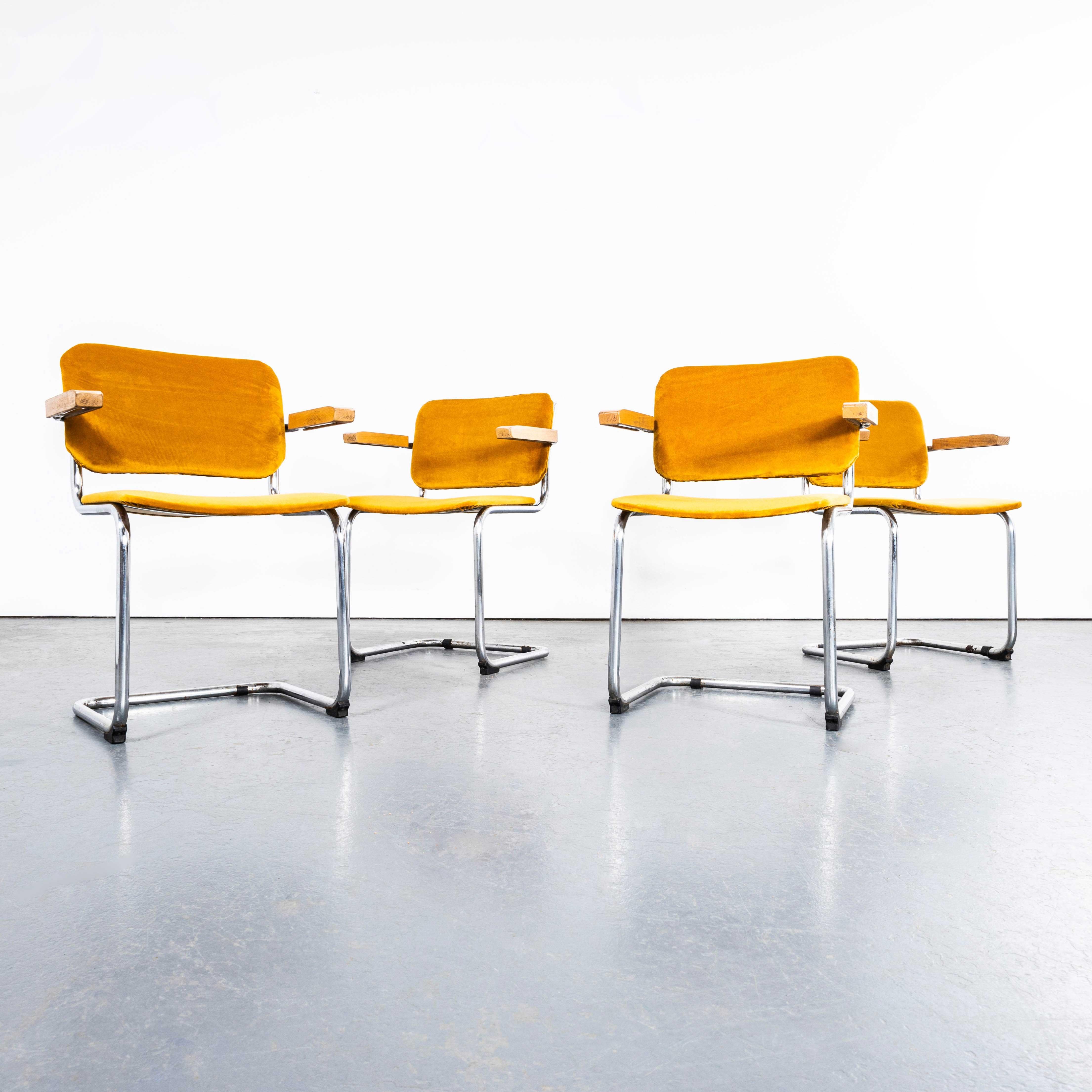 1970's Cantilever Chrome Frame Dining Stühle mit Senf Polsterung - Set von vier. 

Klassischer Freischwinger-Esszimmerstuhl im Bauhaus-Stil mit verchromtem Gestell und neu gepolsterten senfgelben Sitzflächen und Rückenlehnen sowie Armlehnen aus