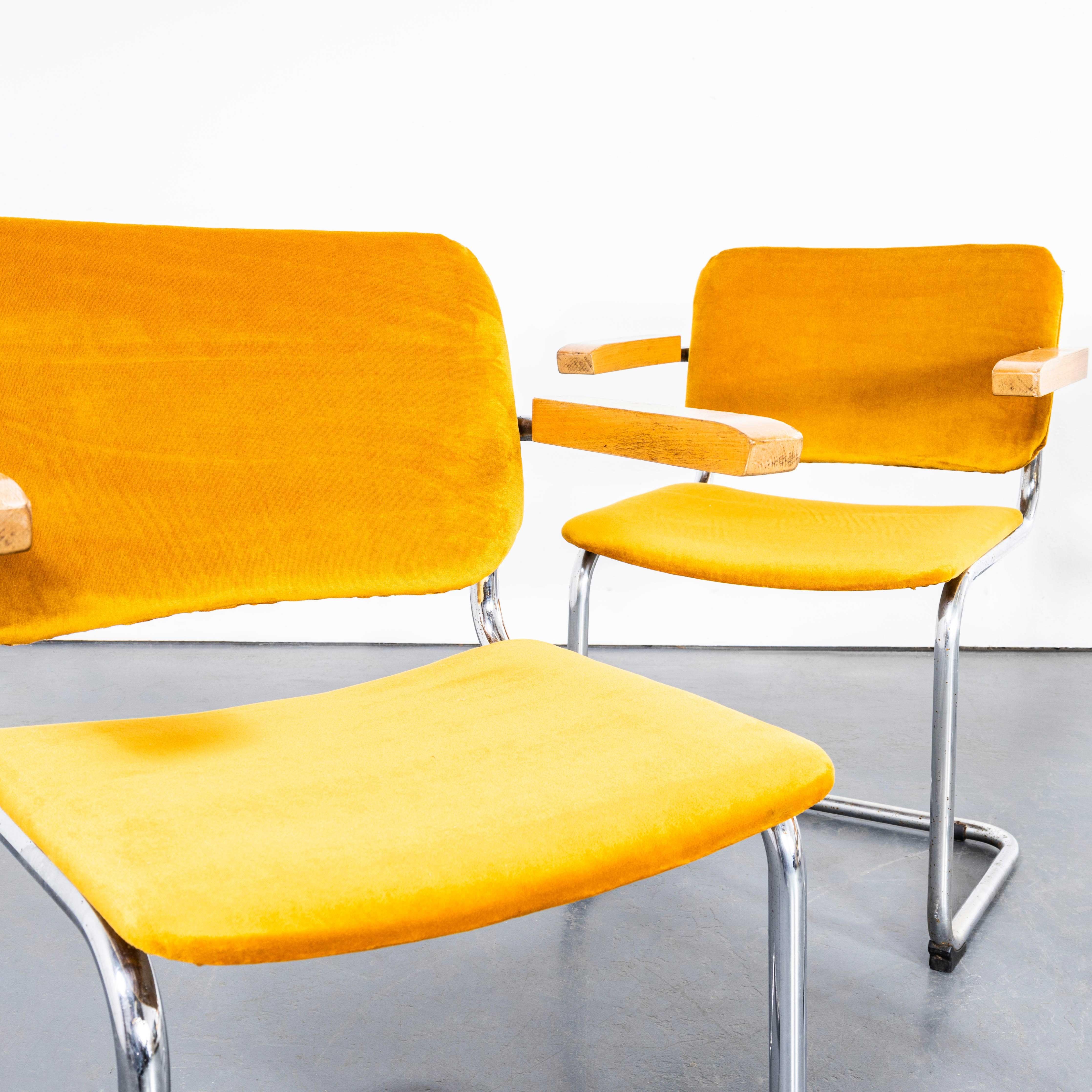 1970er Freischwinger mit Chromgestell und senffarbener Polsterung - Vierer-Set (Französisch) im Angebot