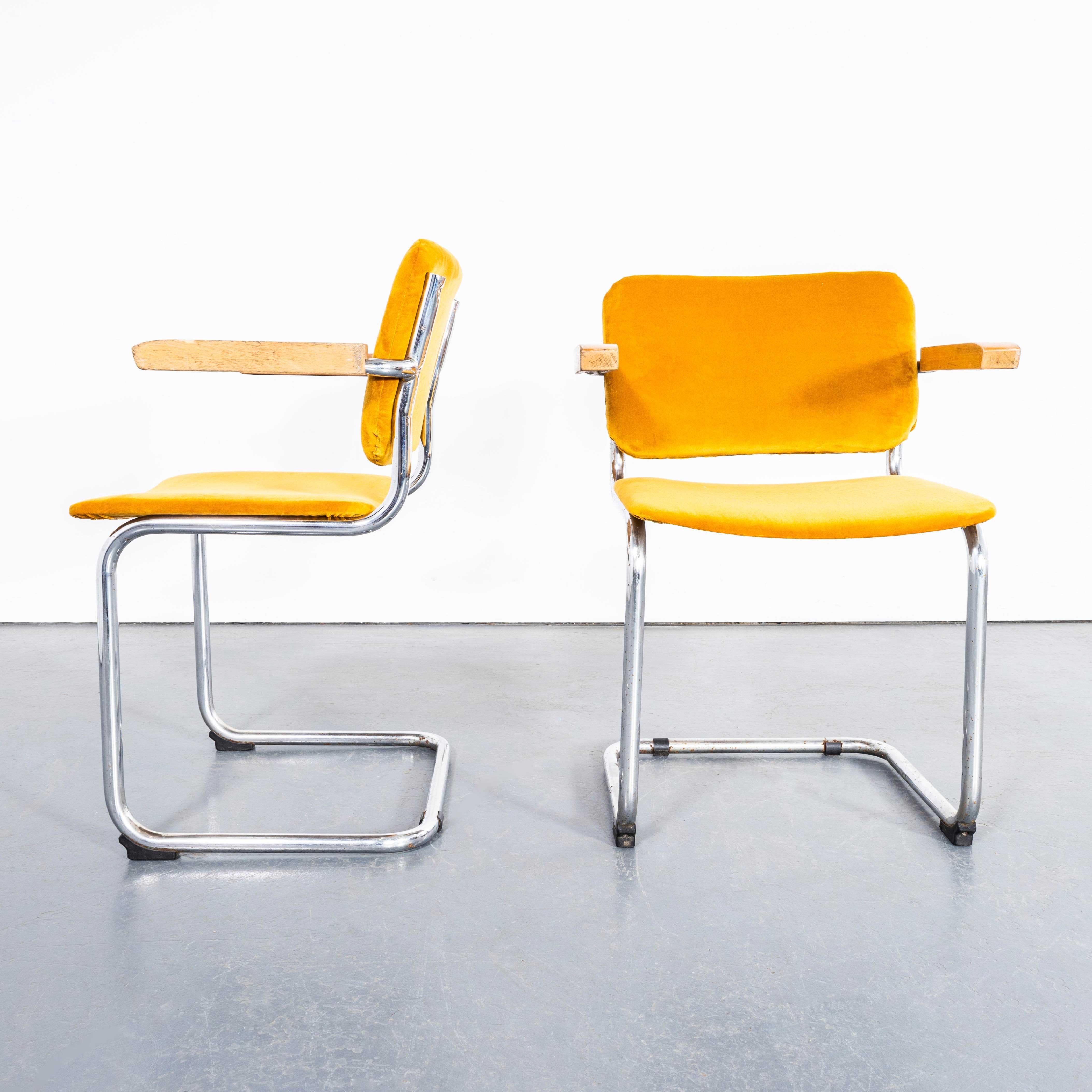 1970er Freischwinger mit Chromgestell und senffarbener Polsterung - Vierer-Set im Zustand „Gut“ im Angebot in Hook, Hampshire