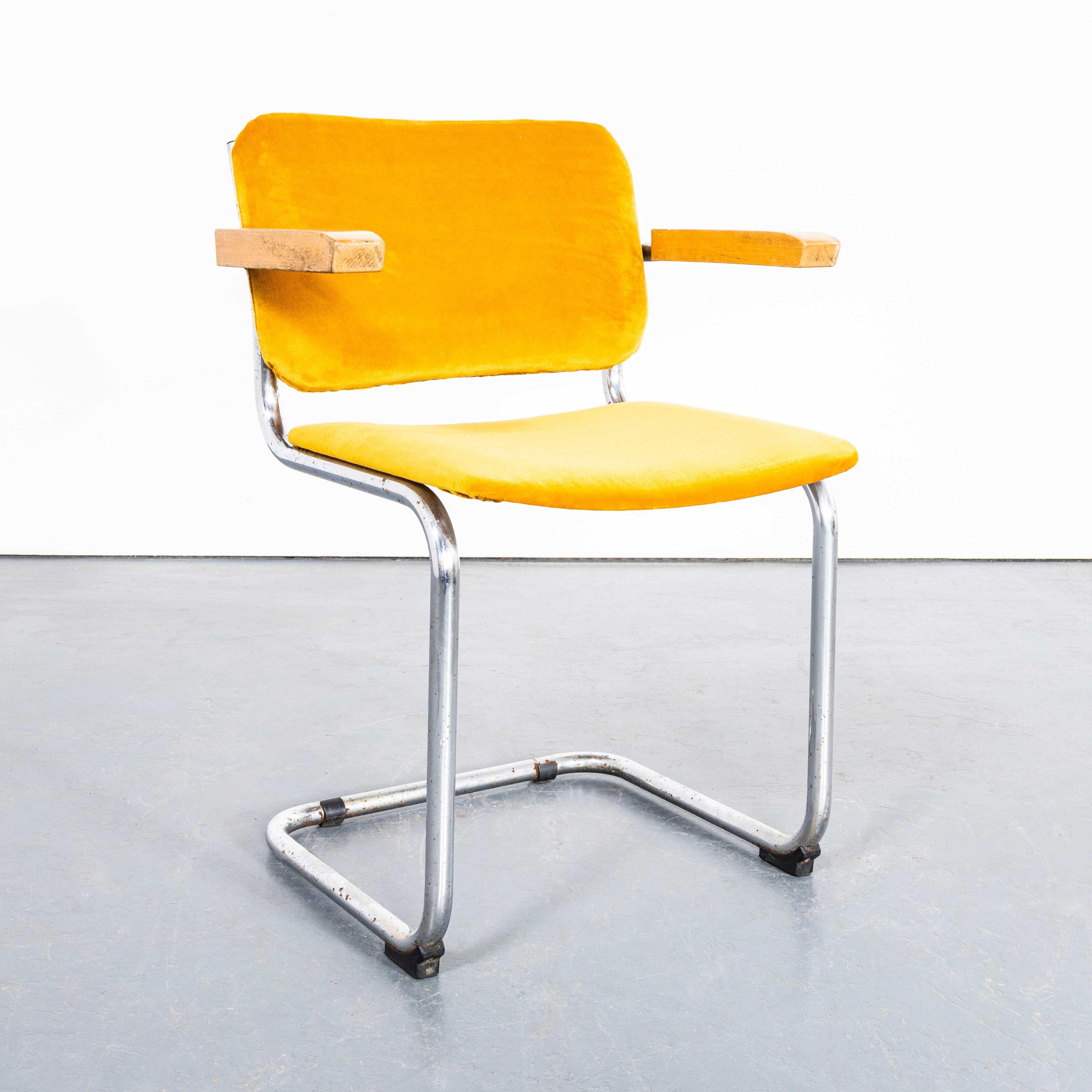 1970er Freischwinger mit Chromgestell und senffarbener Polsterung - Vierer-Set im Angebot 3
