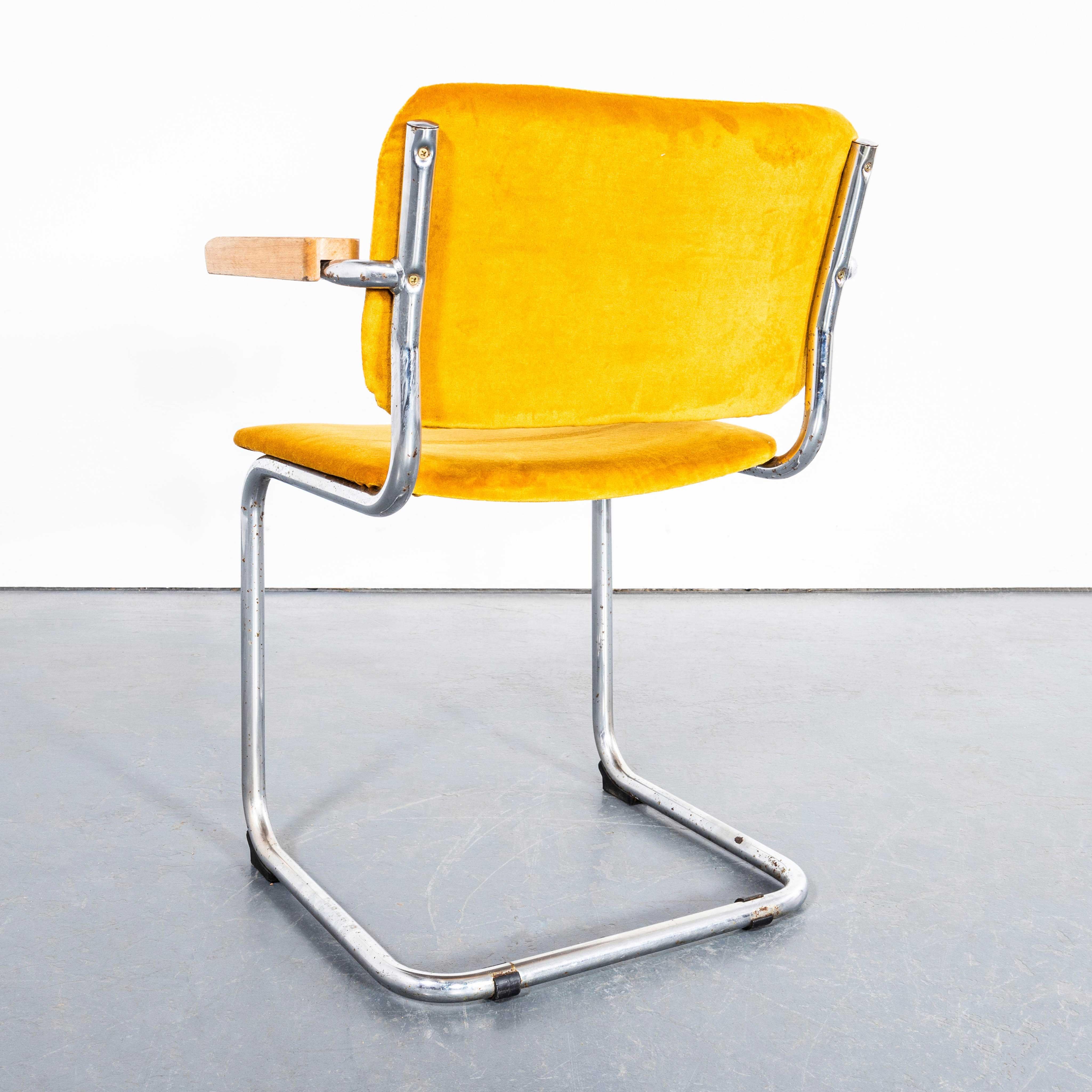1970er Freischwinger mit Chromgestell und senffarbener Polsterung - Vierer-Set im Angebot 4