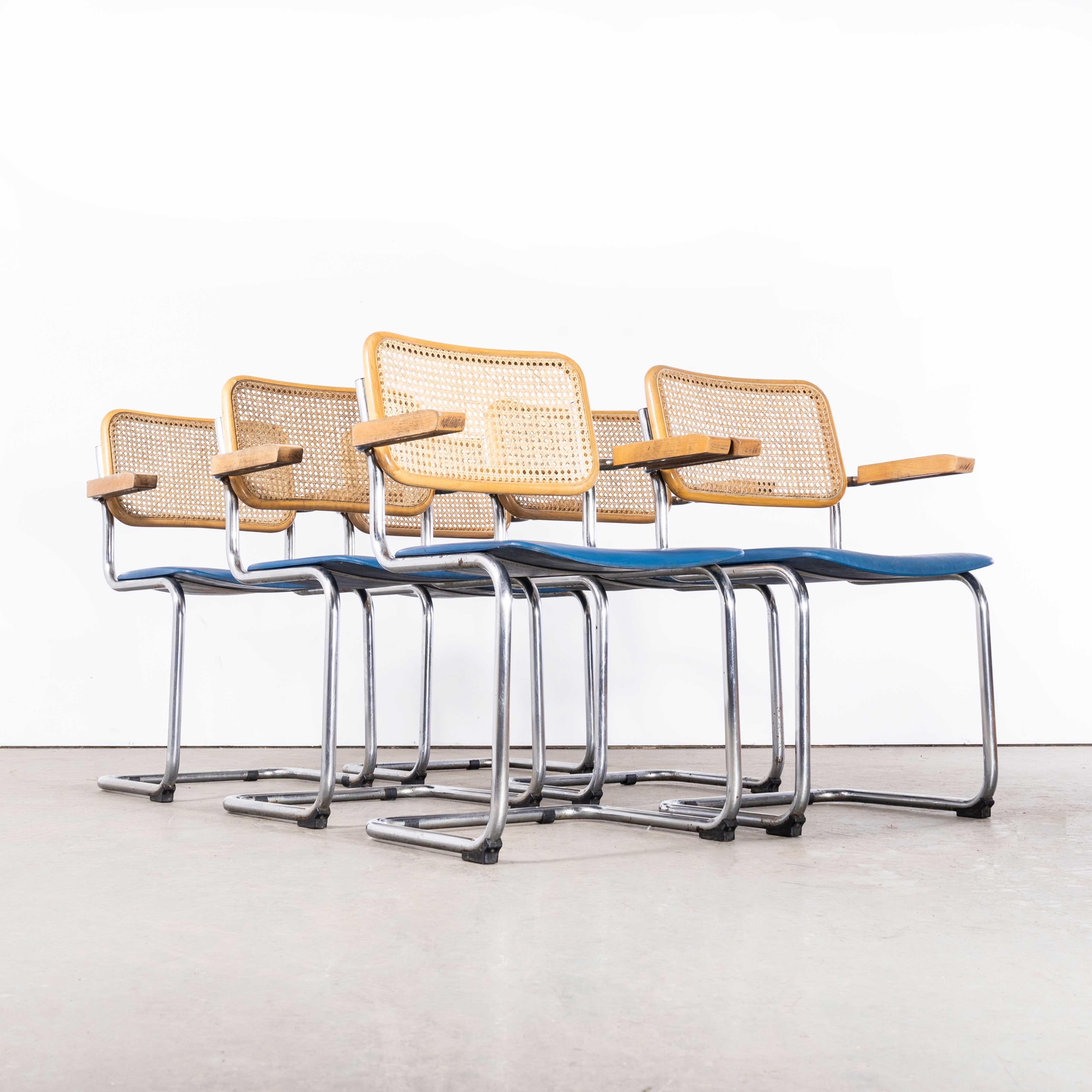 1970's Freischwinger Rahmen Cane Backed Blue Dining Chair - Set von sechs
1970's Cantilever Frame Cane Backed Blue Dining Chair - Set von sechs. Klassischer Freischwinger-Esszimmerstuhl im Bauhaus-Stil mit verchromtem Gestell, blauen Sitzen und