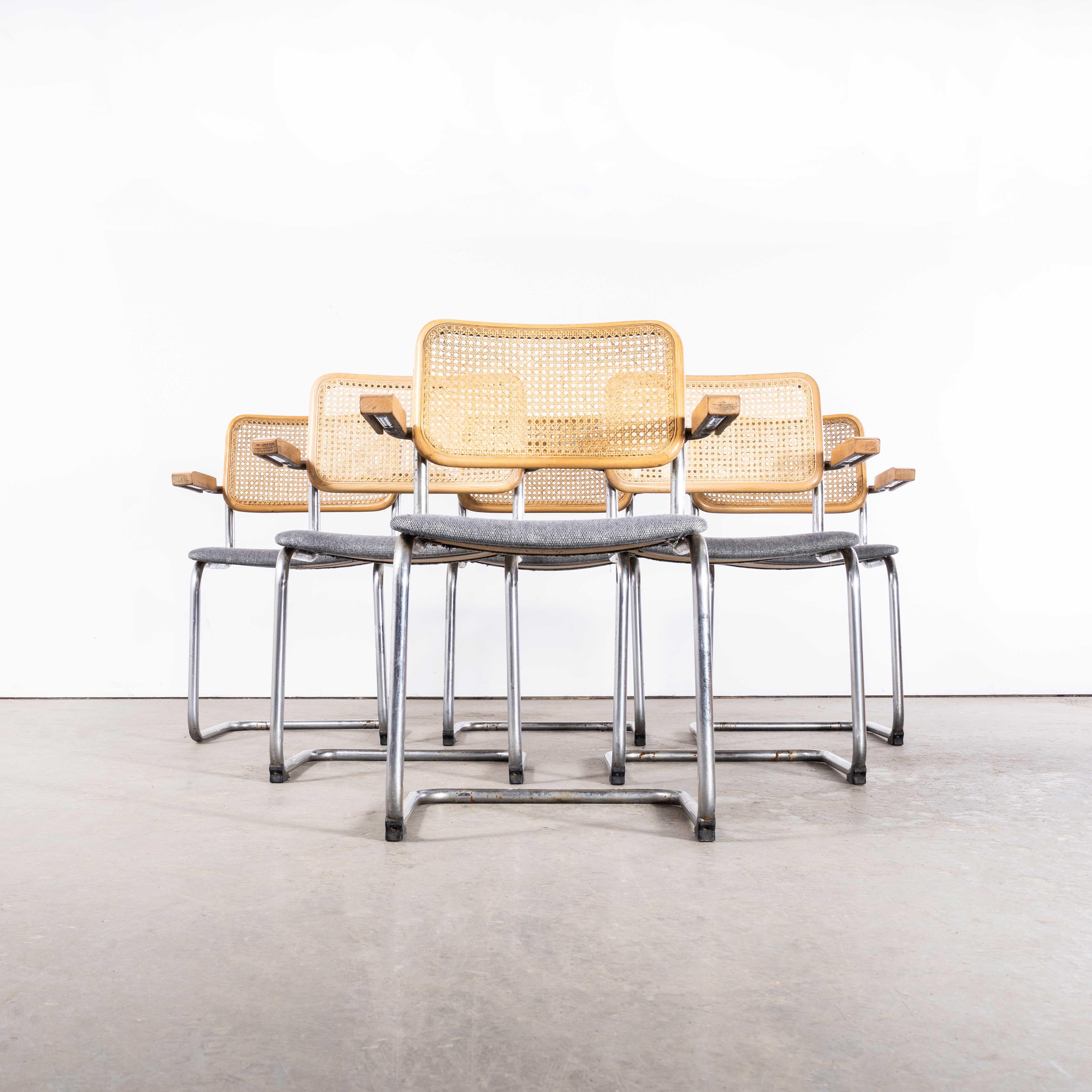 1970's Freischwinger Rahmen Cane Backed Dining Chair - Set von sechs
1970's Cantilever Frame Cane Backed Dining Chair - Set von sechs. Klassischer Freischwinger-Esszimmerstuhl im Bauhaus-Stil mit verchromten Gestellen, gesprenkelten Sitzen und