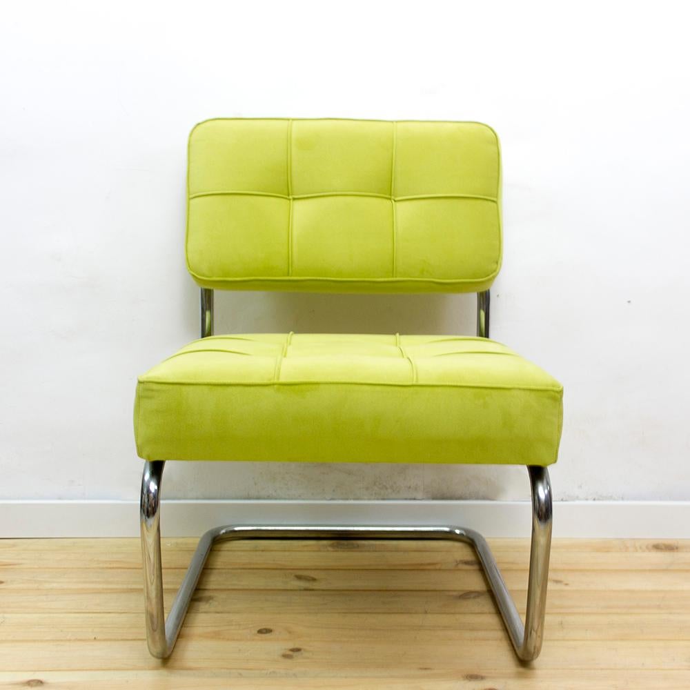 This lounge or club chair manufactured during the 1970s has a cantilever structure of chromed steel in excellent state.
The seat and backrest were completely reupholstered for maximum comfort using new high density foam and a Lime-Green fabric.
