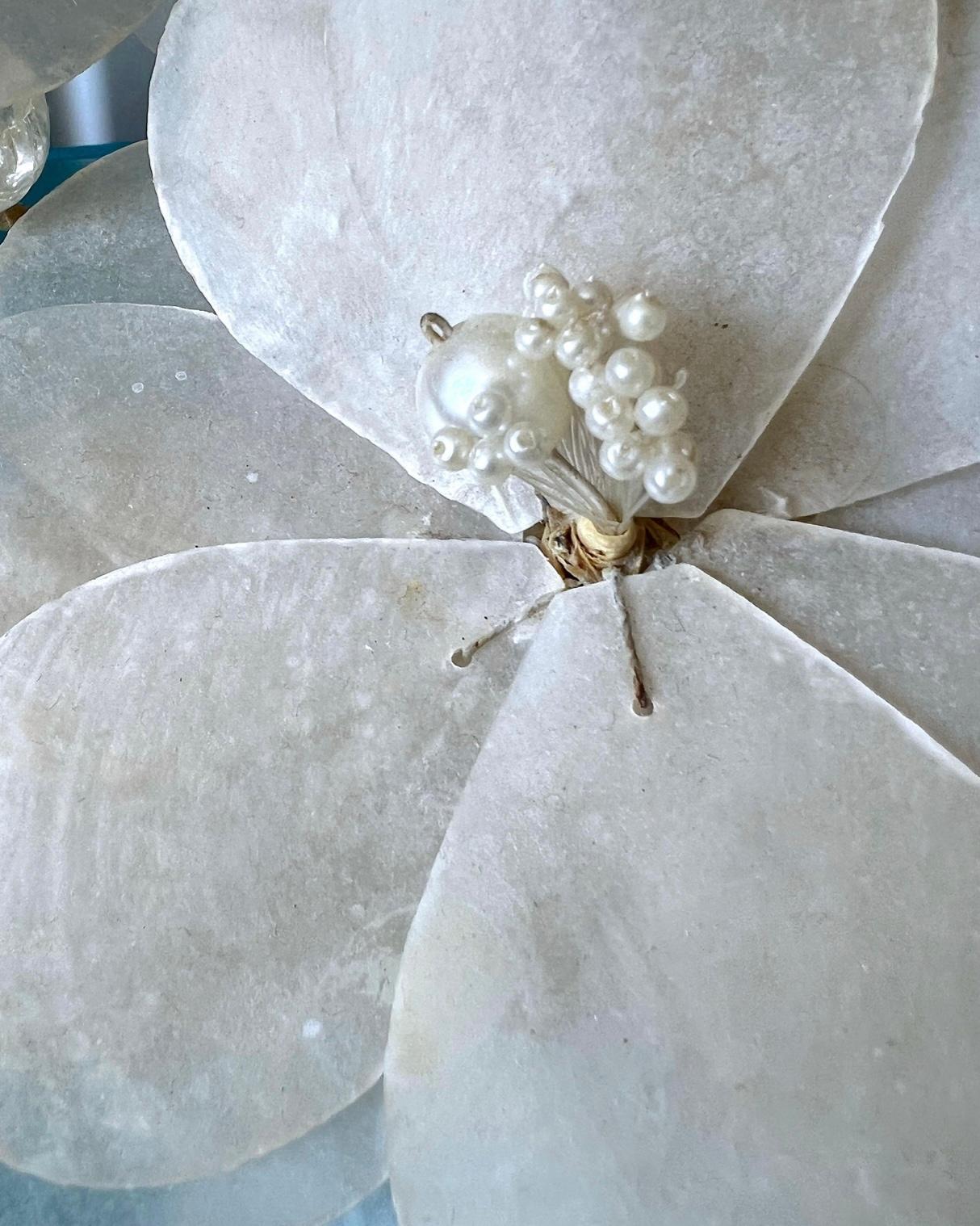 Coquillage Présentoir à fleurs en coquillage Capiz des années 1970 en vente