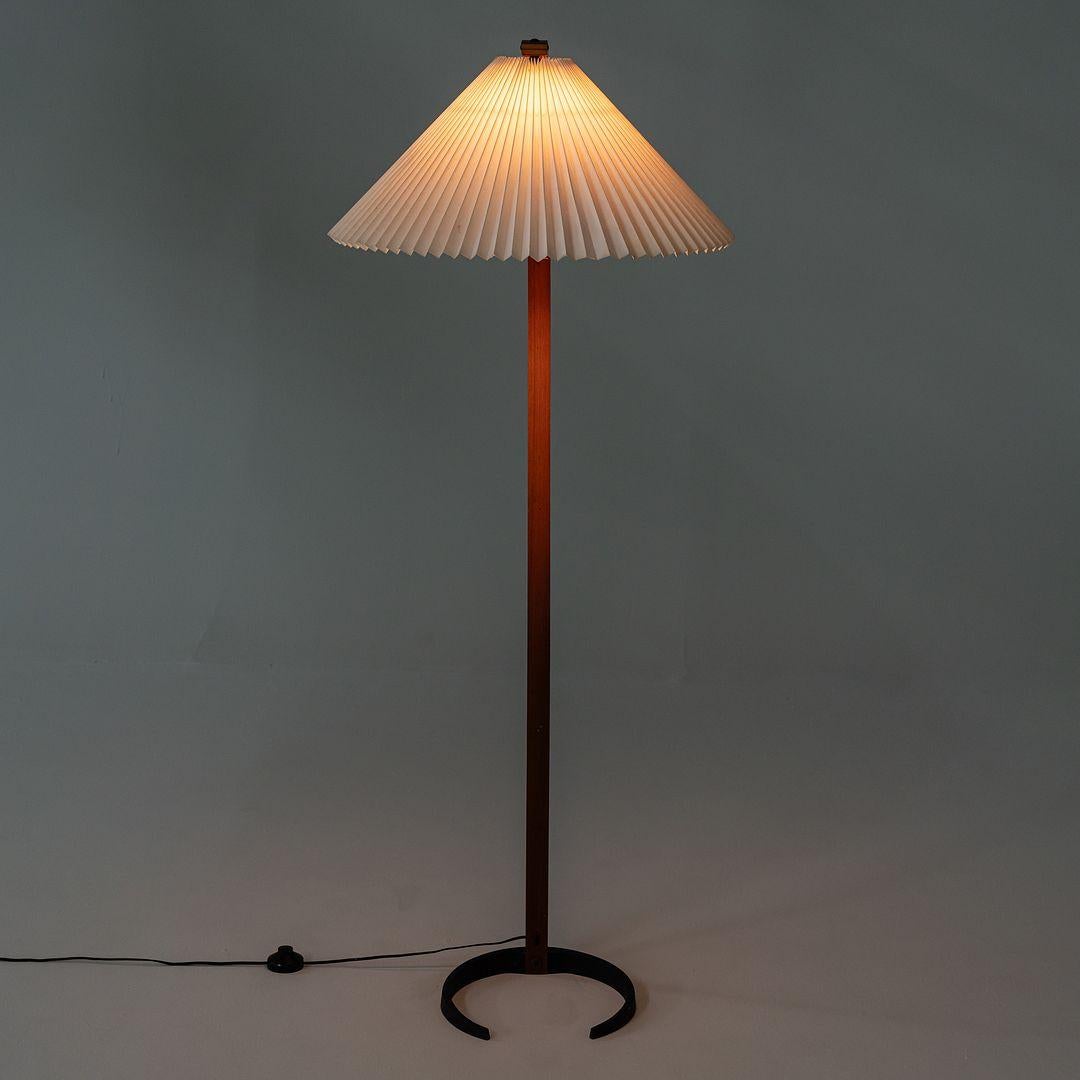 Lampada da terra Caprani anni '70 in teak e lino Timberline di Mads Caprani Danimarca in vendita 3
