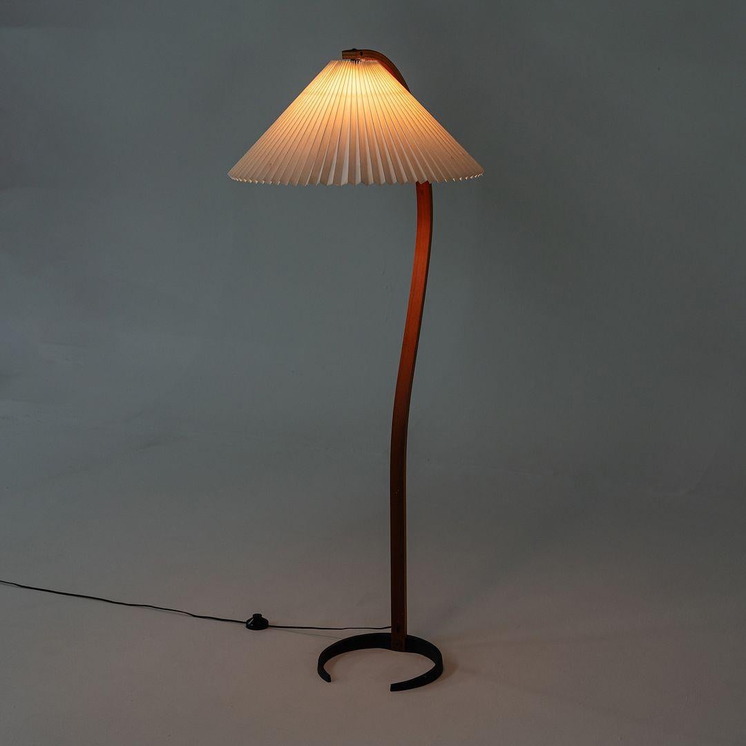 Lampada da terra Caprani anni '70 in teak e lino Timberline di Mads Caprani Danimarca in vendita 4